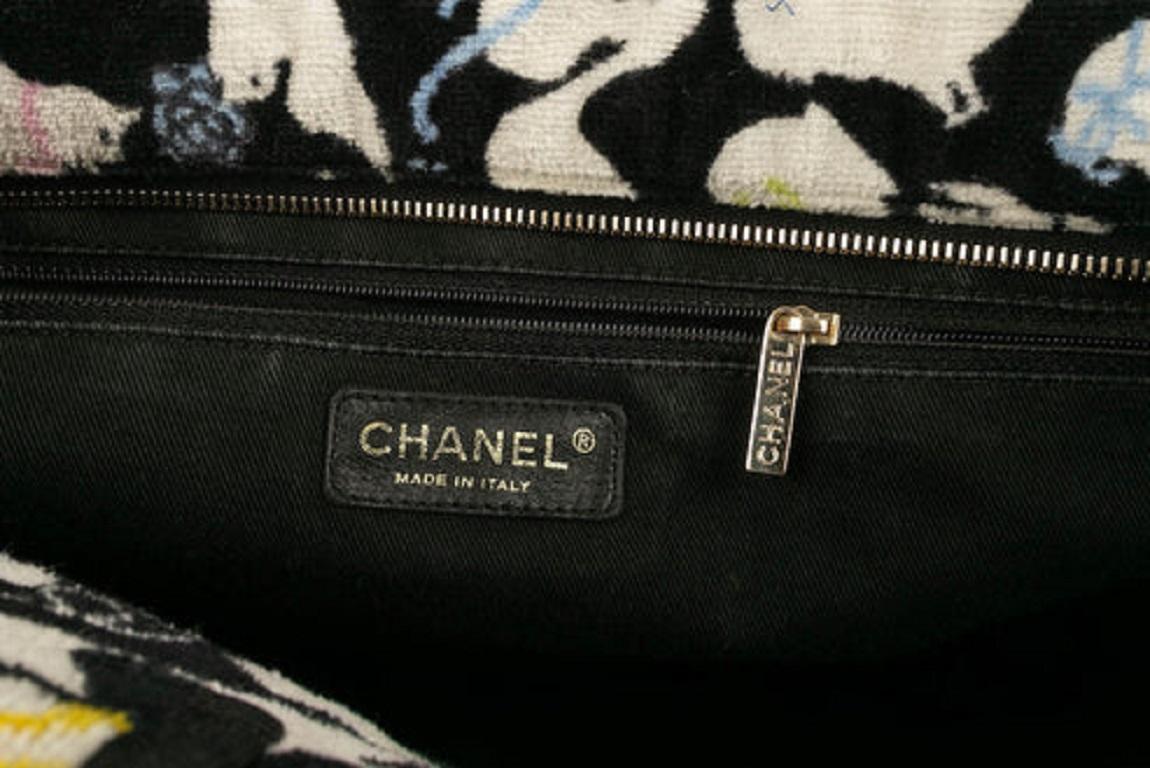 Chanel Gesteppte Stofftasche mit Tieren bedruckt Frühjahr, 2007 im Angebot 9