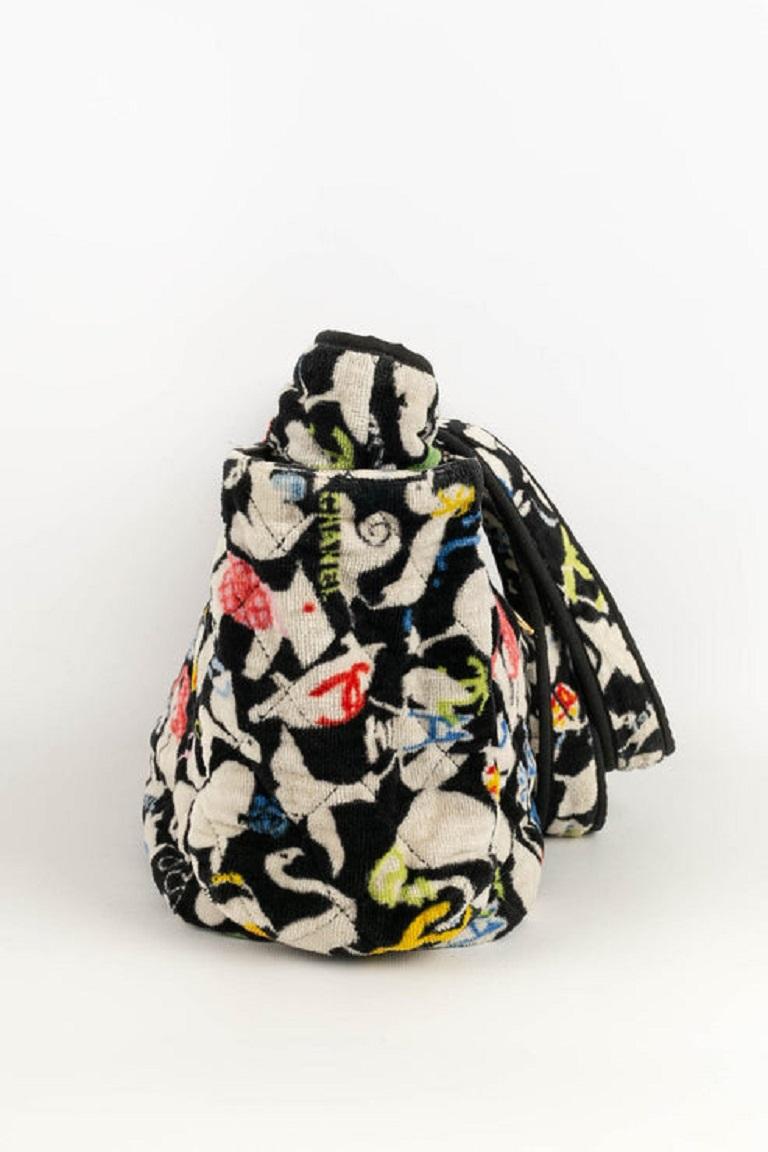 Chanel -(Made in Italy) Tasche aus gestepptem, mit Tieren bedrucktem Stoff. Es wird von einem kleinen Handtuch mit demselben Muster begleitet. Collection Frühjahr-Sommer 2007. Seriennummer vorhanden.

Zusätzliche Informationen: 
Abmessungen: Höhe: