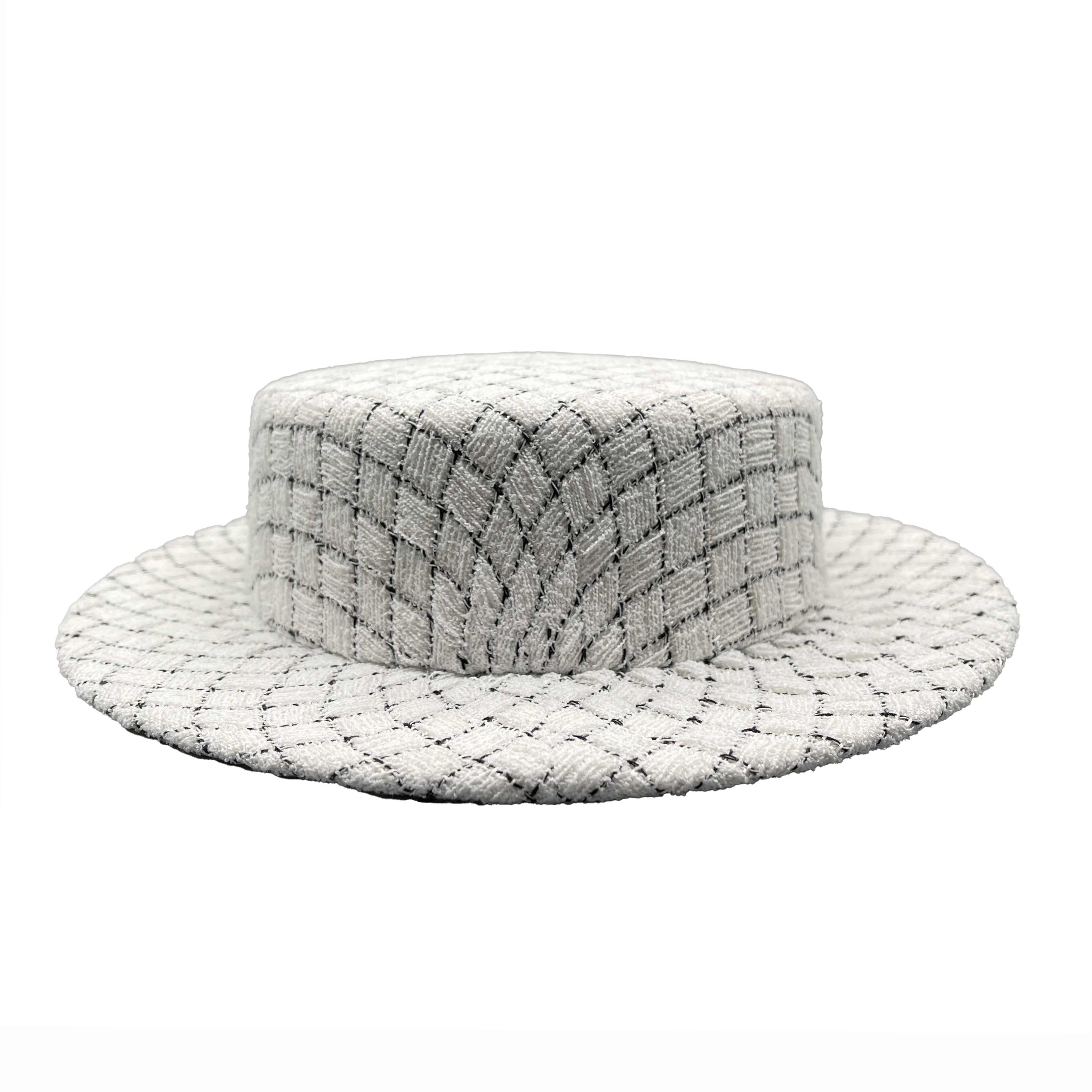 CHANEL - Pristine - Quilted Fantasy Tweed Boater - Black, White - Hat

Description

This Chanel boater hat is crafted with a polyester and silk fabric blend, contains a tweed white and black quilted design, and features a clear resin CC logo