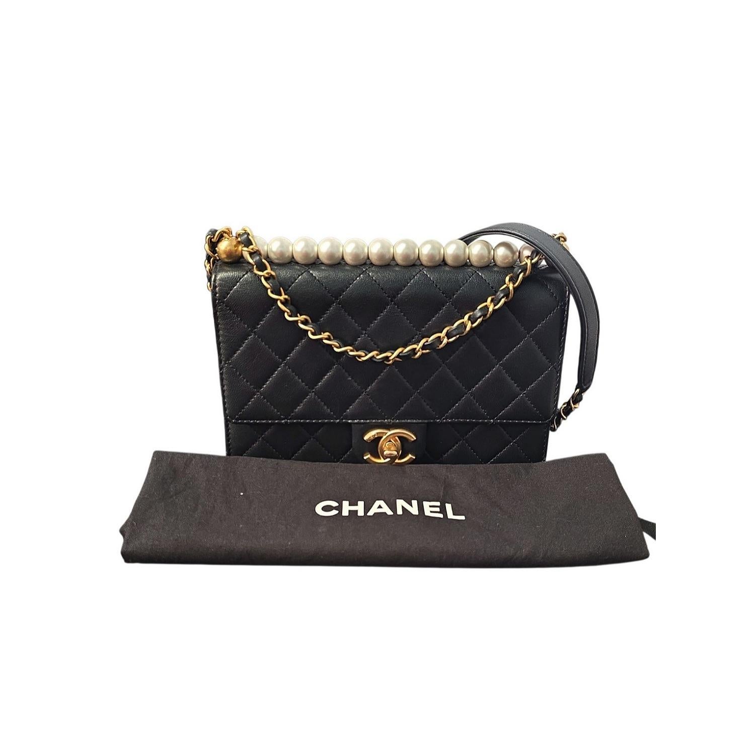 Borsa Chanel trapuntata in pelle di capra chic con perle media con pattina in vendita 7