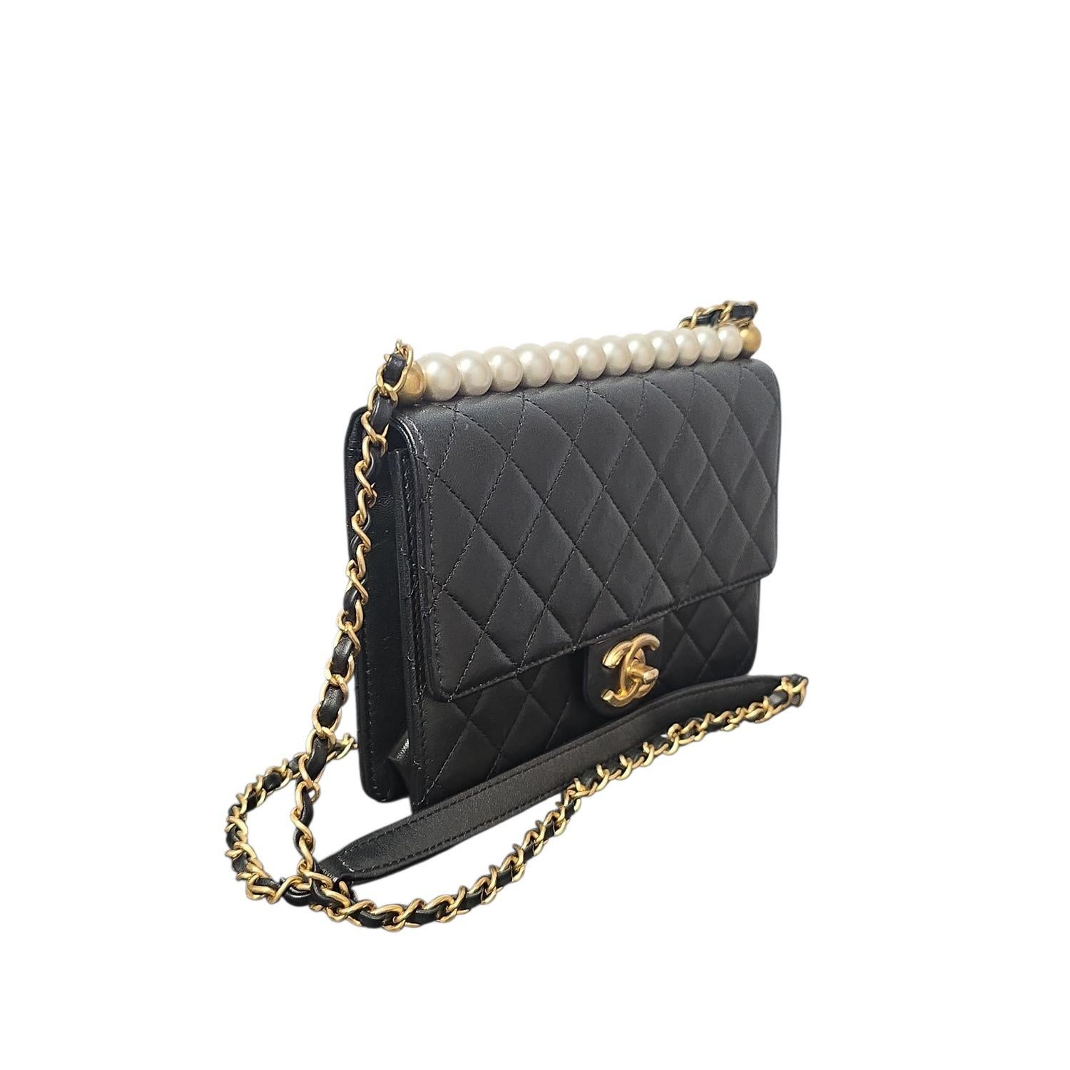 Realizzata in squisita pelle di capra trapuntata, questa elegante borsa Chanel Chic Pearls Medium Flap del 2019 è un accessorio straordinario. Realizzata in Italia, questa borsa presenta un'esclusiva tracolla a catena in tonalità oro opaco