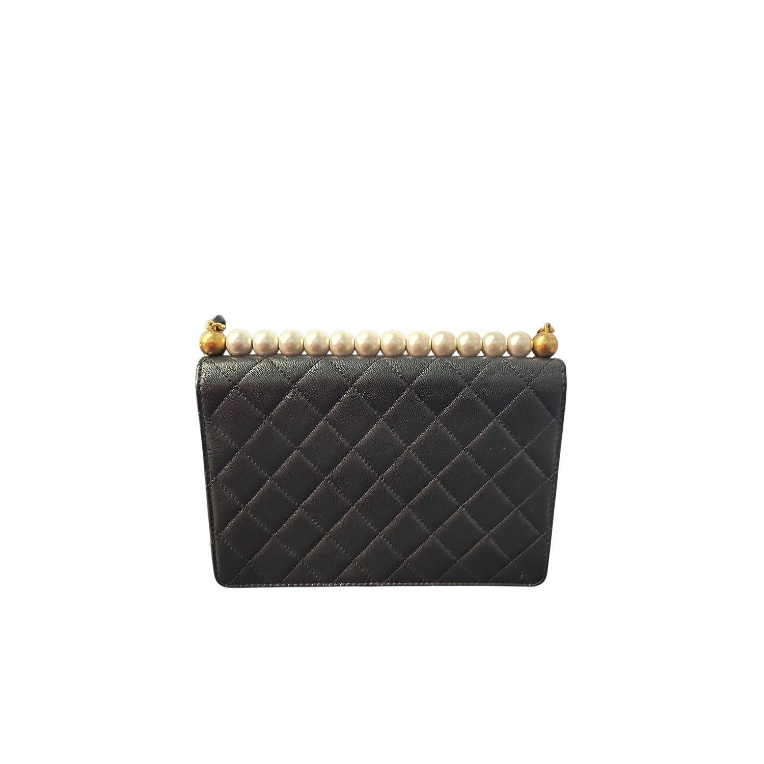 Nero Borsa Chanel trapuntata in pelle di capra chic con perle media con pattina in vendita