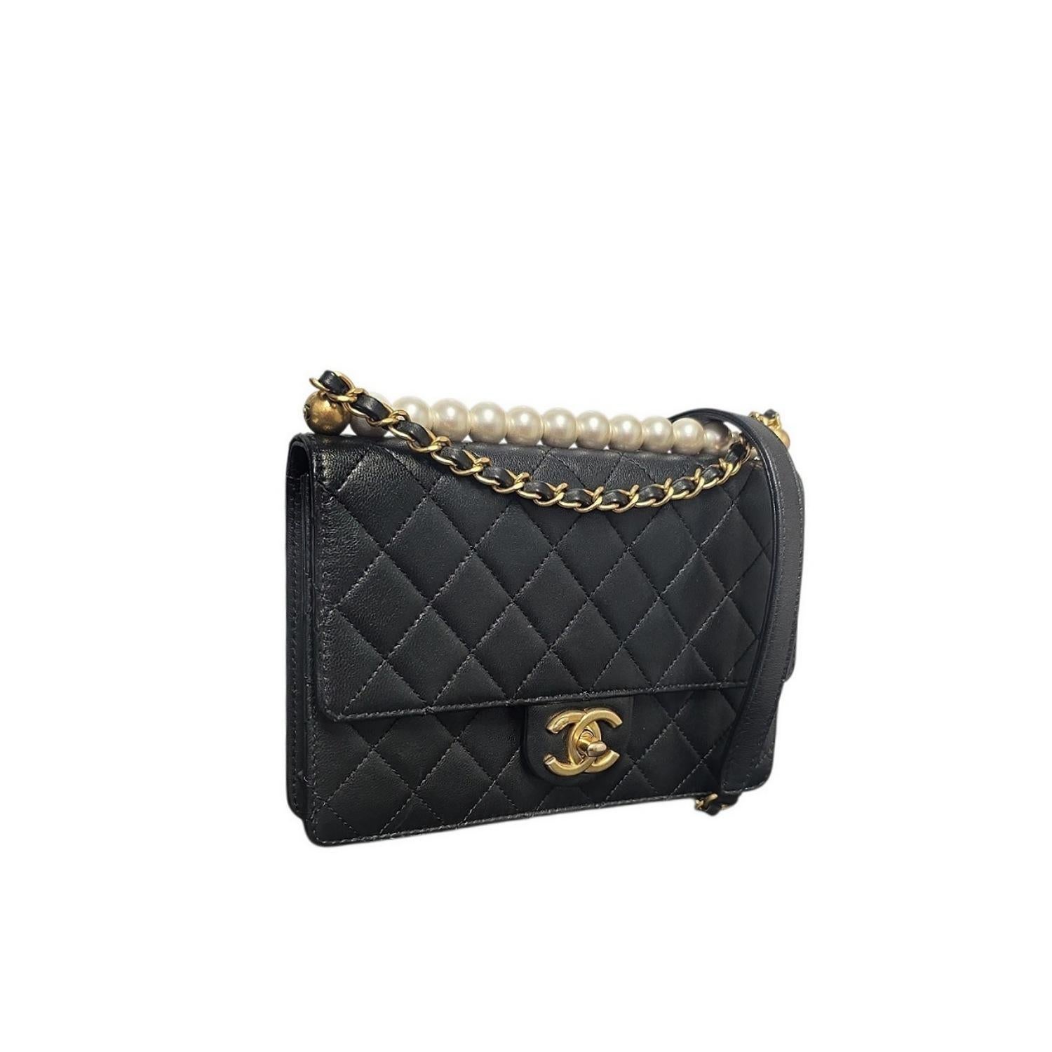 Borsa Chanel trapuntata in pelle di capra chic con perle media con pattina In condizioni buone in vendita a Scottsdale, AZ