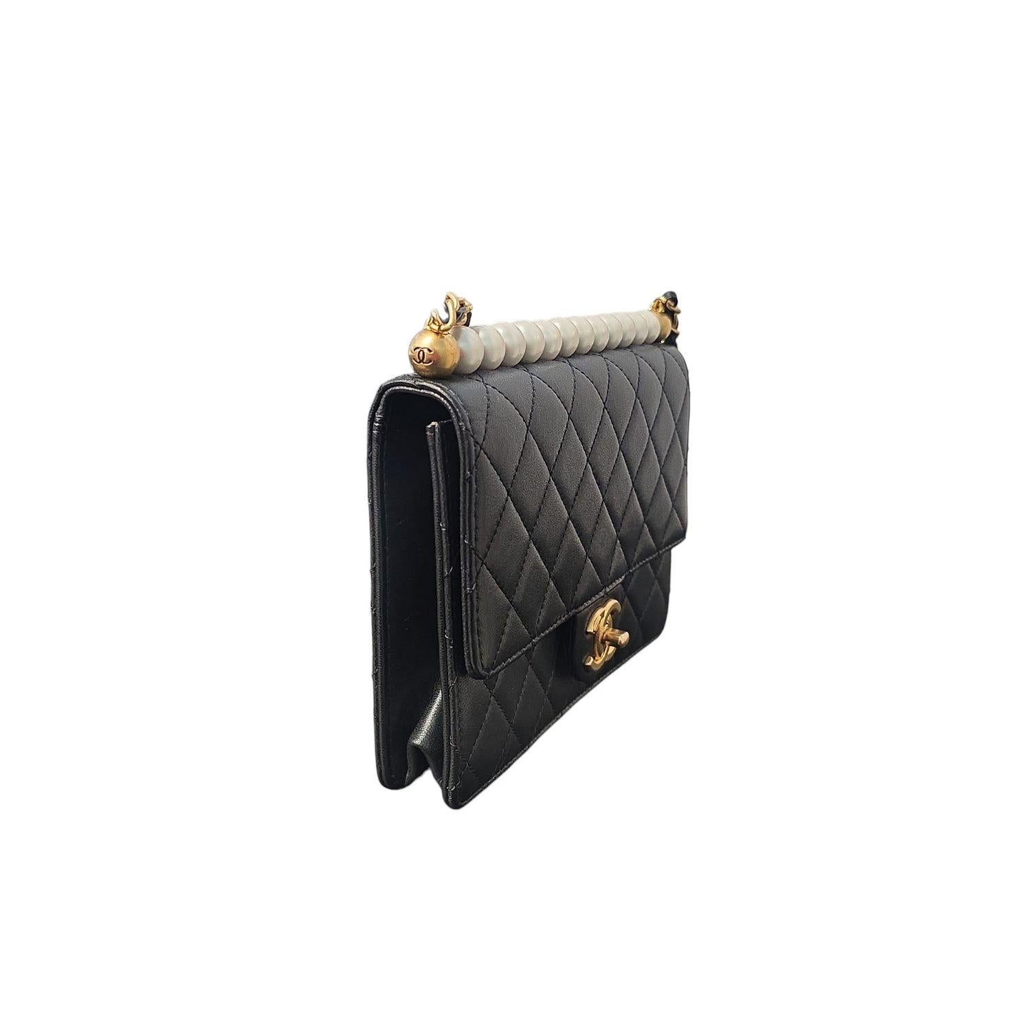 Donna Borsa Chanel trapuntata in pelle di capra chic con perle media con pattina in vendita
