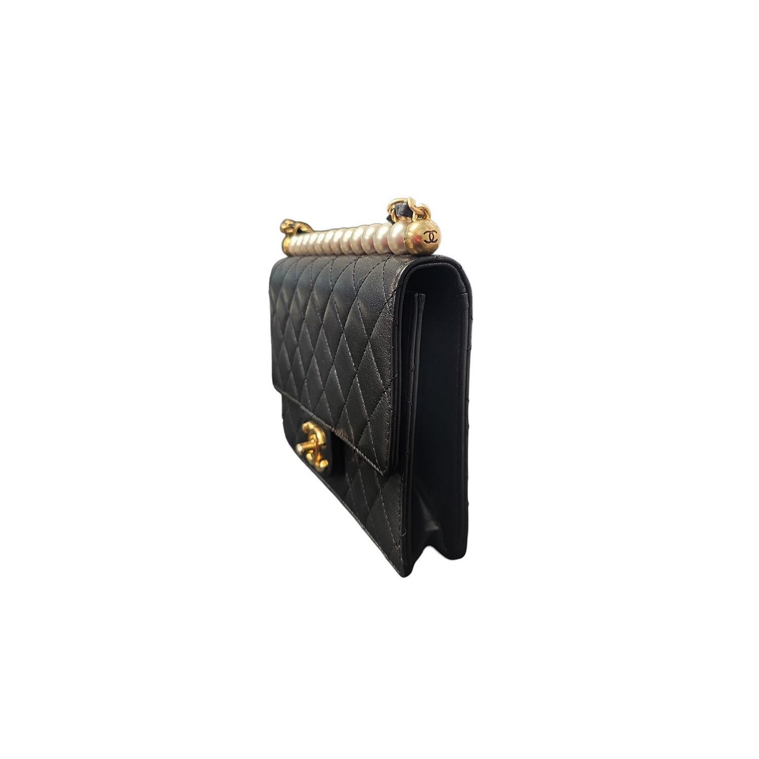 Borsa Chanel trapuntata in pelle di capra chic con perle media con pattina in vendita 1