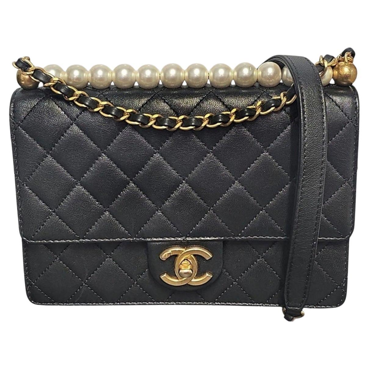 Borsa Chanel trapuntata in pelle di capra chic con perle media con pattina in vendita