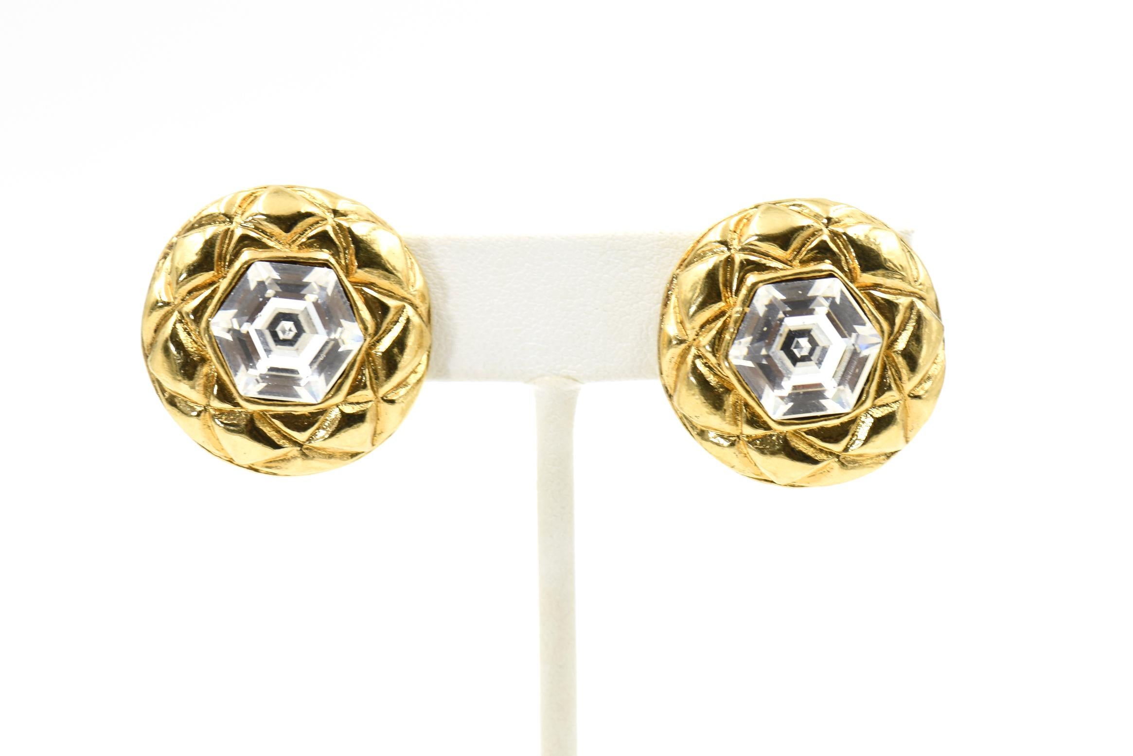 Vintage 1970s Chanel headlight crystal gold-toned quilted earrings with clip back.

Marked Chanel made in Paris on back.