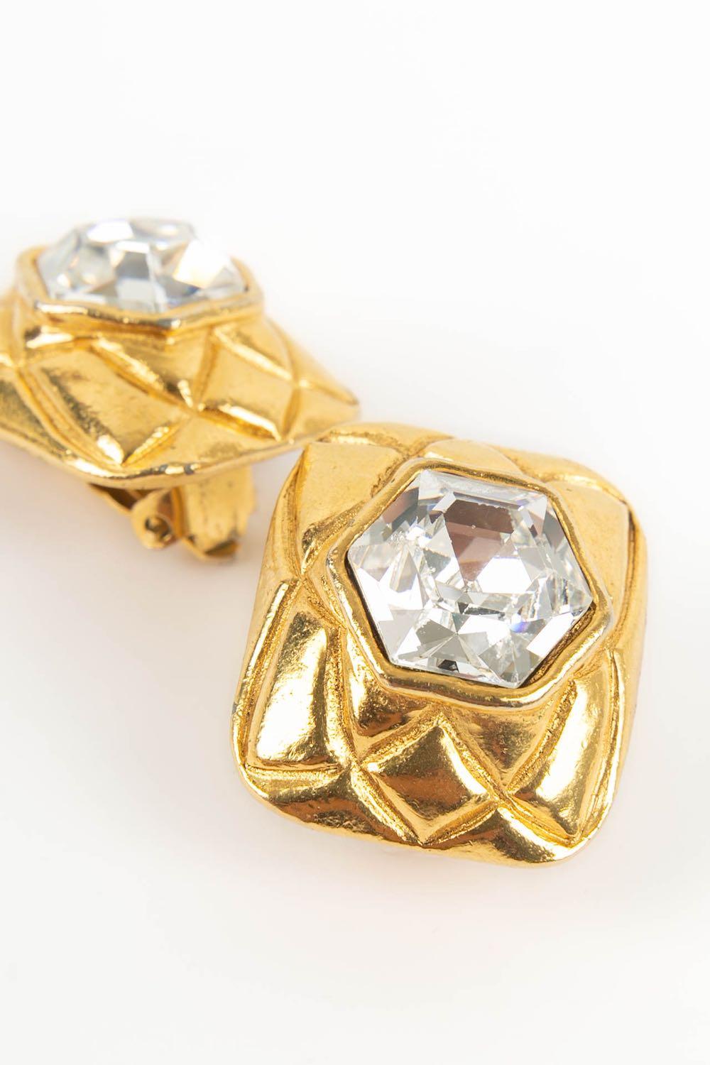 Chanel - (Made in France) Gesteppte Clip-Ohrringe aus goldfarbenem Metall und Strasssteinen.

Zusätzliche Informationen:
Abmessungen: 2,5 H cm
Zustand: Sehr guter Zustand
Verkäufer Ref Nummer: BOB67