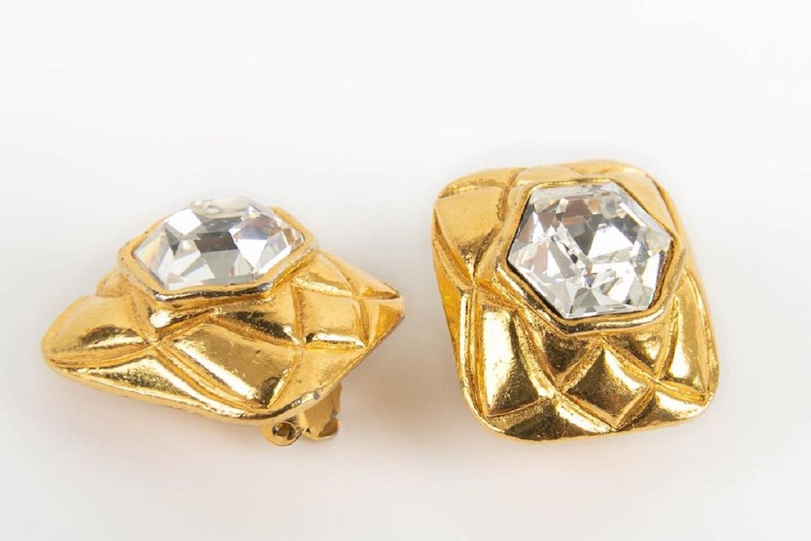 Chanel Quilted Gold Metal and Rhinestone Clip Earrings In Excellent Condition For Sale In SAINT-OUEN-SUR-SEINE, FR