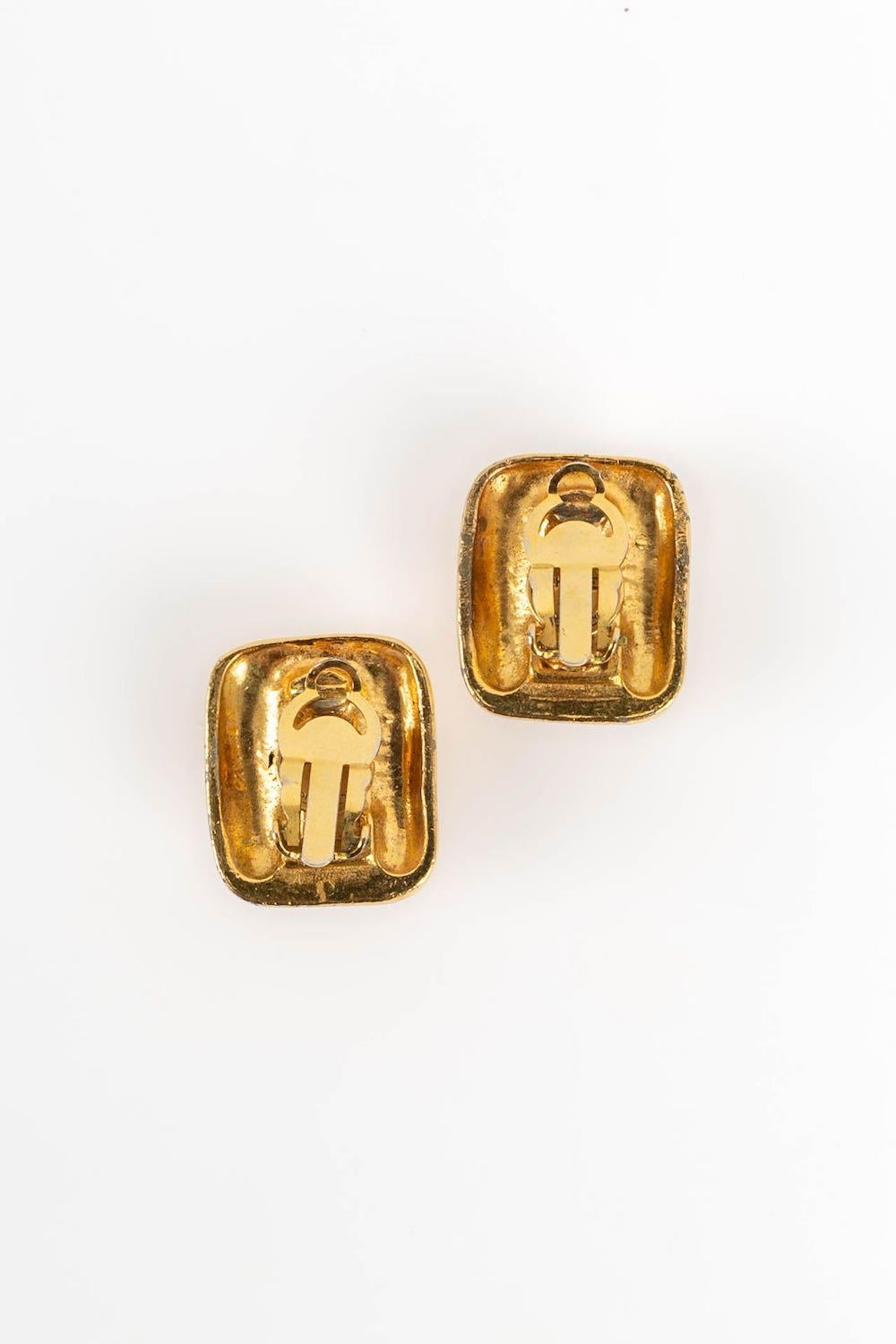 Chanel Clip-Ohrringe aus gestepptem Gold, Metall und Strass Damen im Angebot
