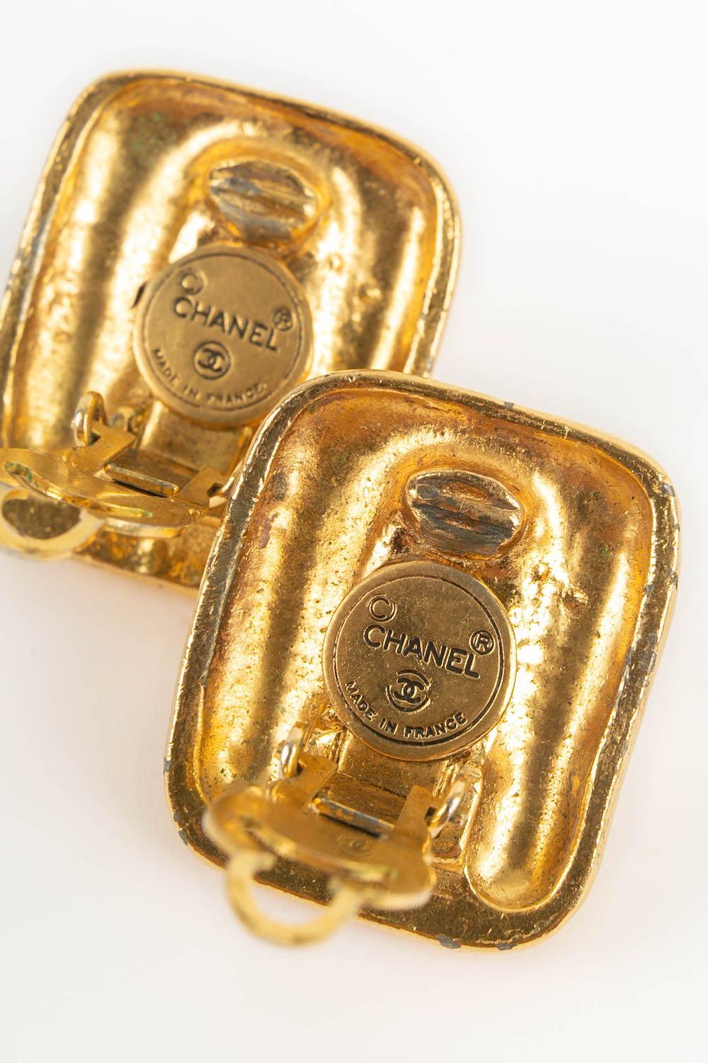Chanel Clip-Ohrringe aus gestepptem Gold, Metall und Strass im Angebot 1
