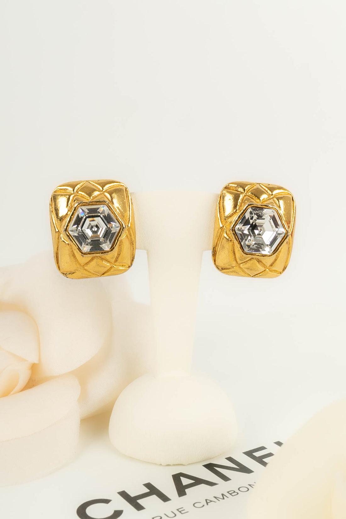 Chanel Clip-Ohrringe aus gestepptem Gold, Metall und Strass im Angebot 2