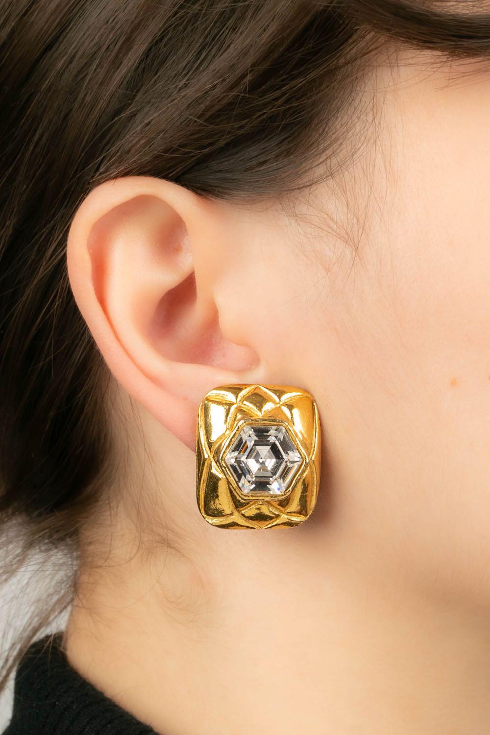Chanel Clip-Ohrringe aus gestepptem Gold, Metall und Strass im Angebot 3