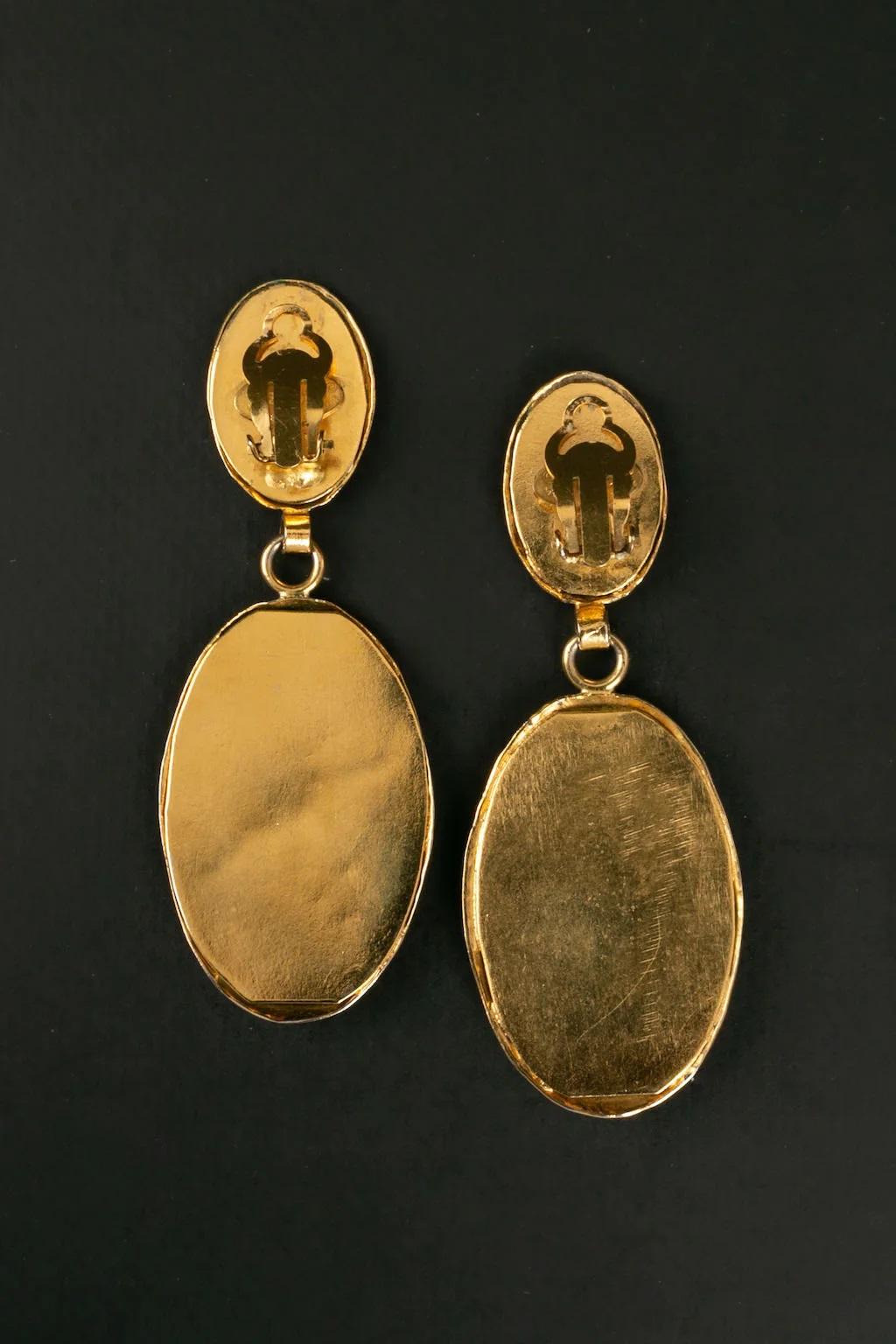 Chanel Quilted Gold Metal Earrings, 1990s In Excellent Condition For Sale In SAINT-OUEN-SUR-SEINE, FR