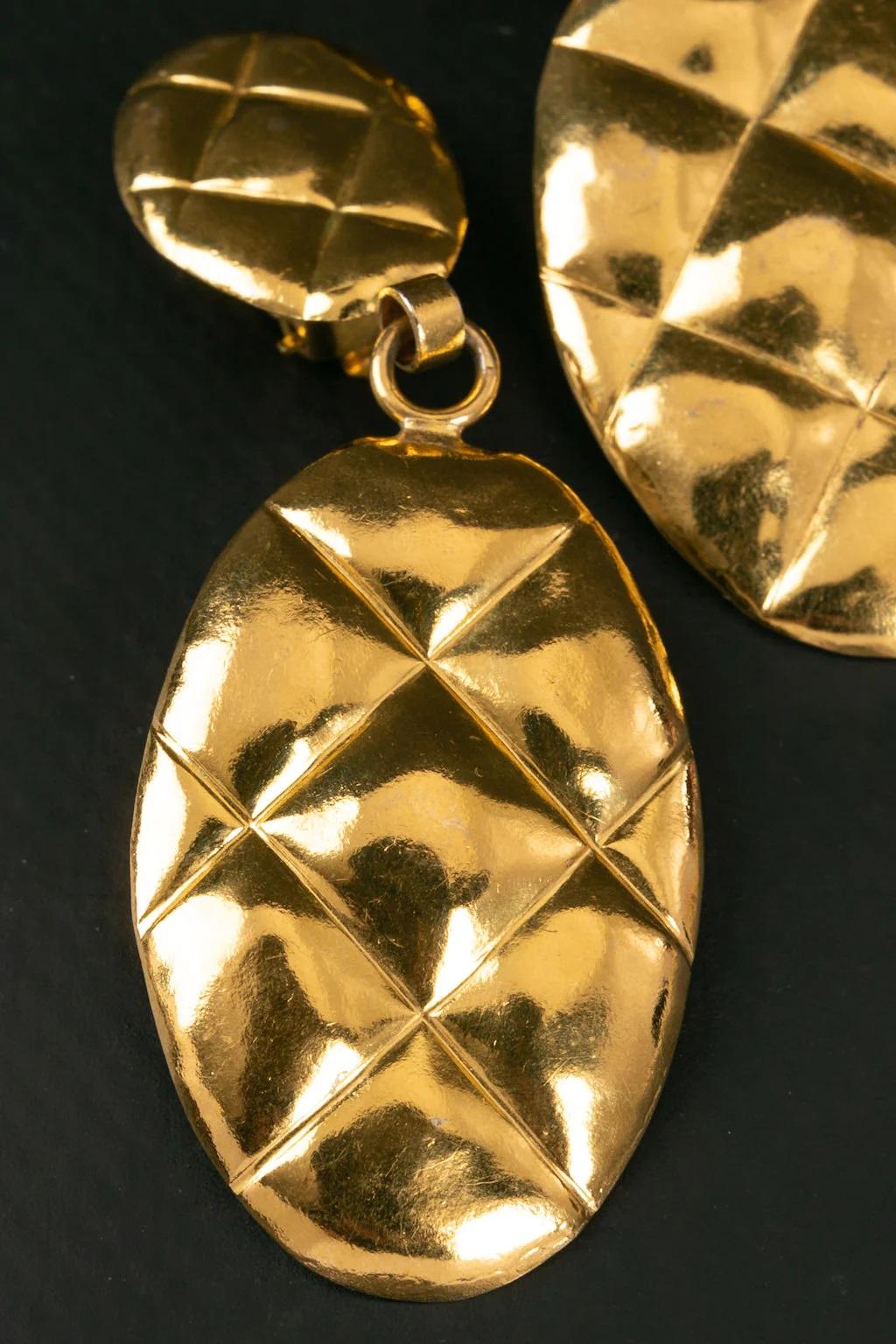 Women's Chanel Quilted Gold Metal Earrings, 1990s For Sale