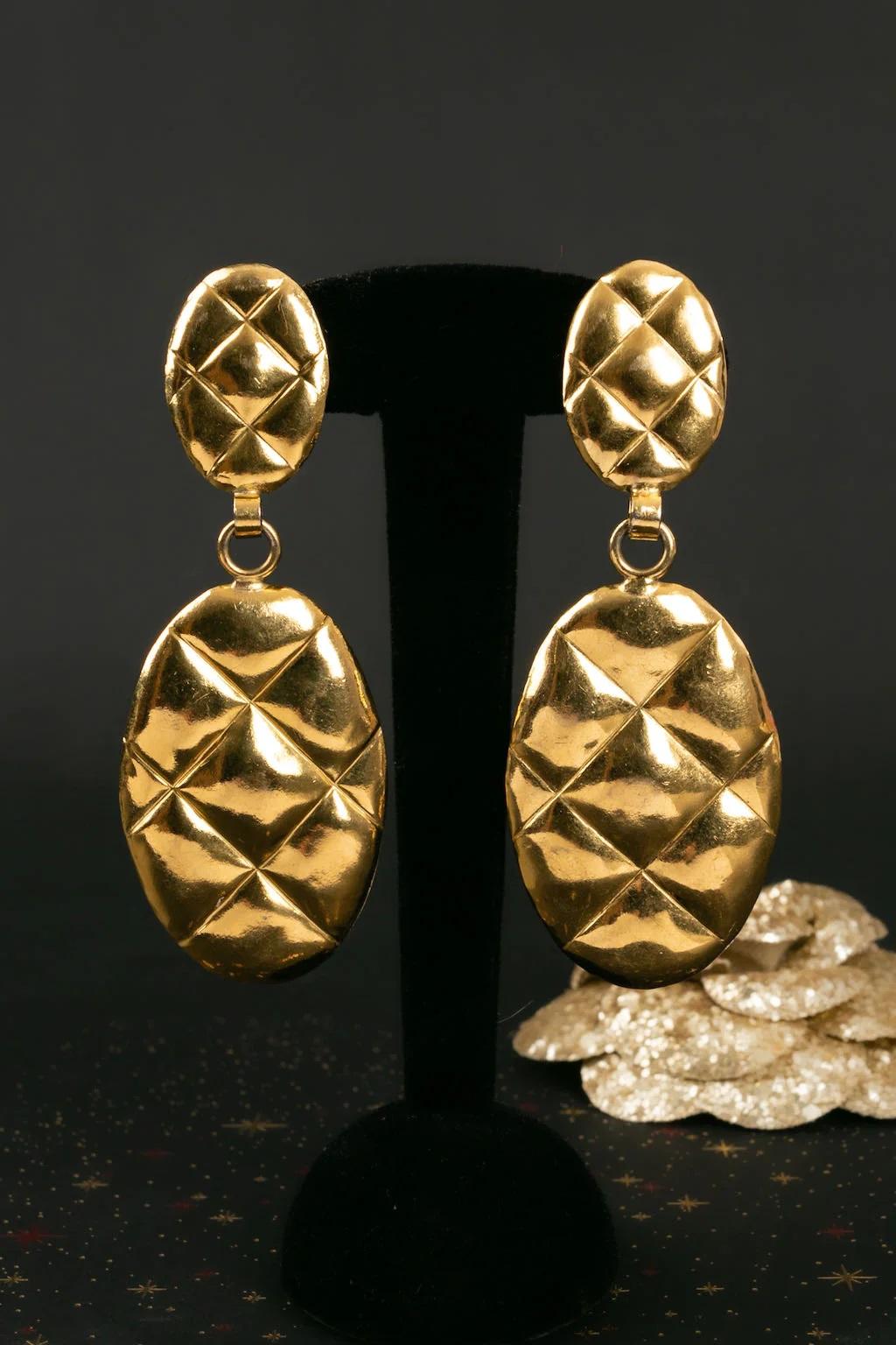 Chanel Quilted Gold Metal Earrings, 1990s For Sale 4