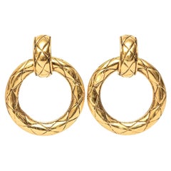Chanel - Boucles d'oreilles à clip en plaqué or avec porte matelassée - 80's