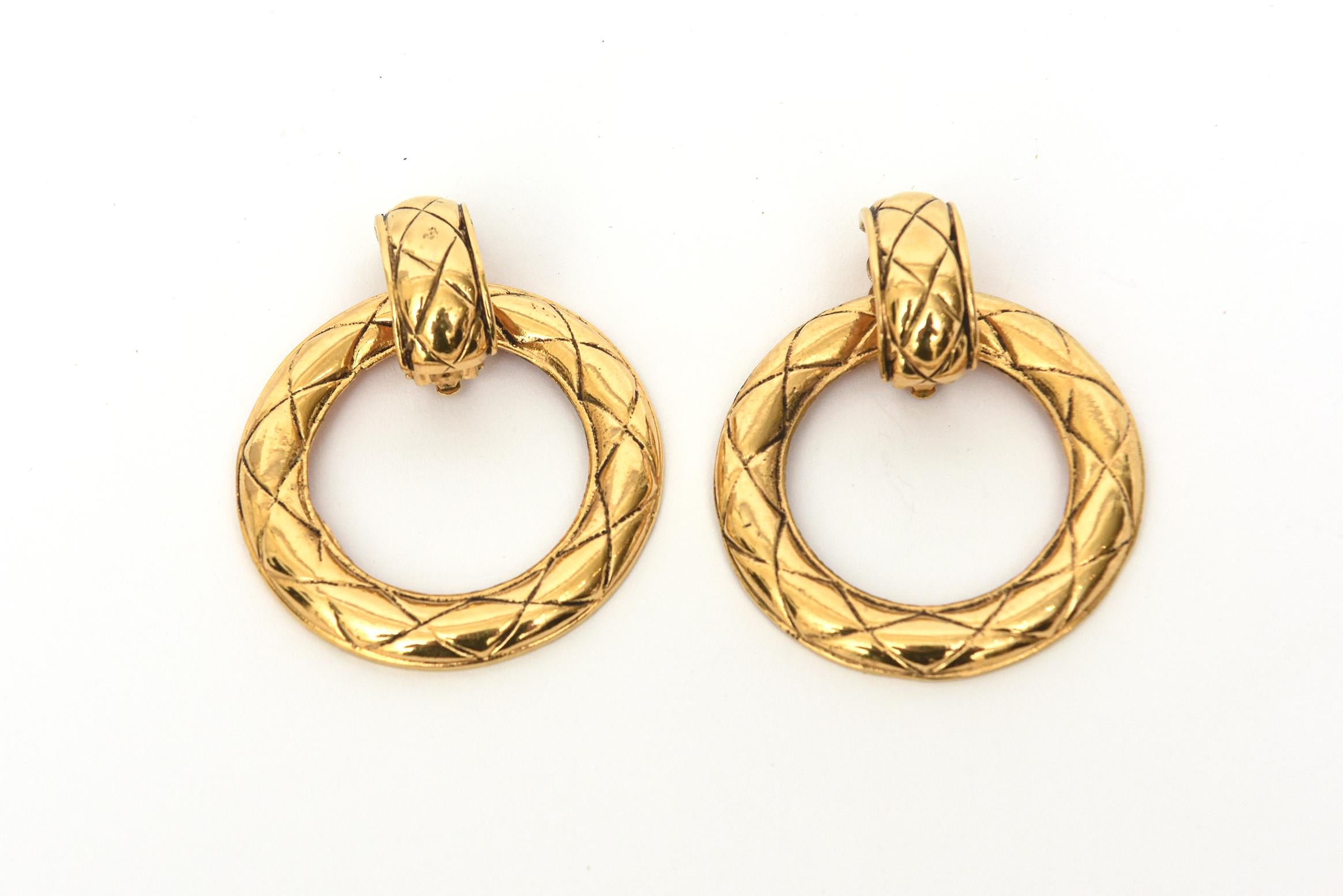 These fabulous pair of 80's chic vintage Chanel clip on earrings are quilted gold metal hoops with a connector. They  are really able to be 2 earrings in one. The connector can be worn on the ear lobe separately. The hoop part is 2