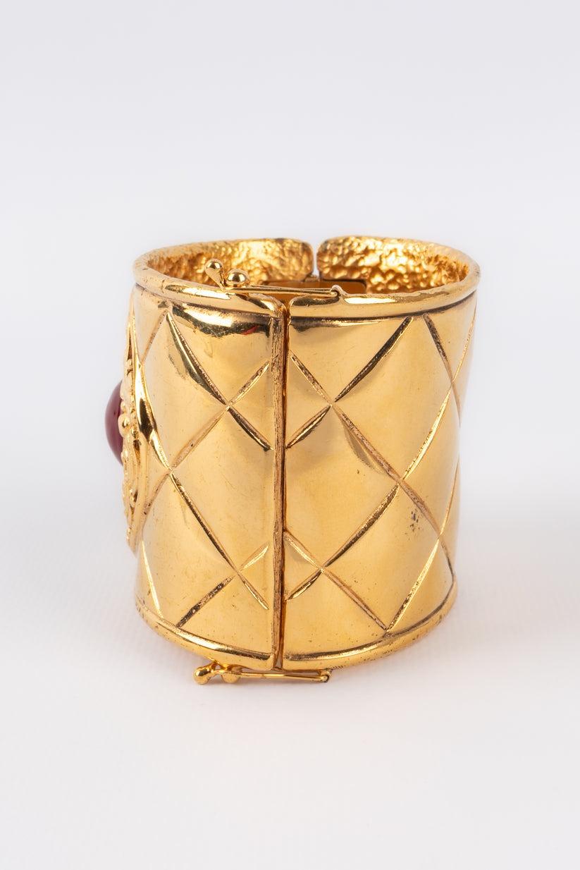 Chanel Quilted Golden Metal Cuff Bracelet, 1980s In Excellent Condition In SAINT-OUEN-SUR-SEINE, FR