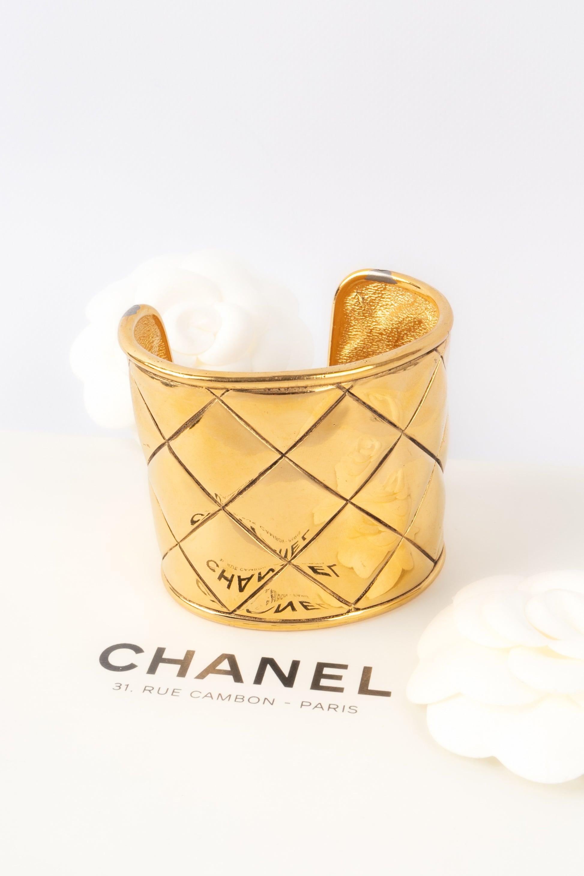 Chanel - Bracelet manchette en métal doré matelassé en vente 6