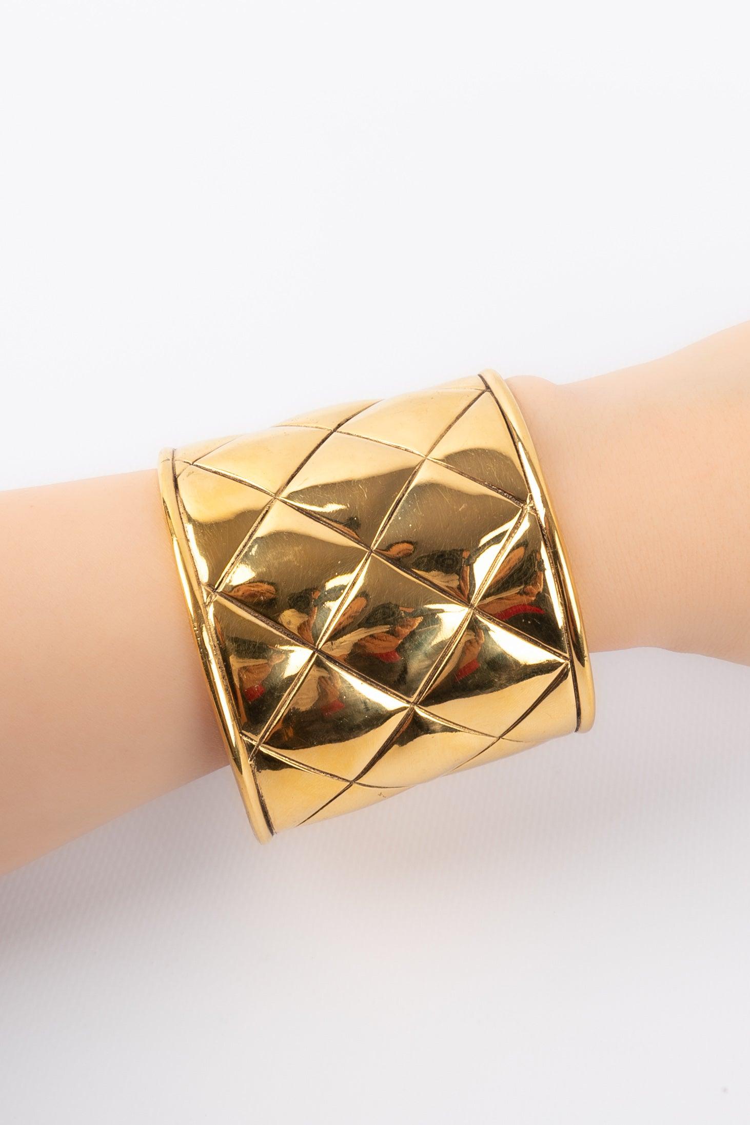 Chanel - Bracelet manchette en métal doré matelassé en vente 5