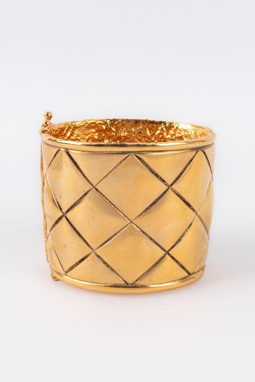 Chanel Quilted Golden Metal Cuff Bracelet In Good Condition In SAINT-OUEN-SUR-SEINE, FR
