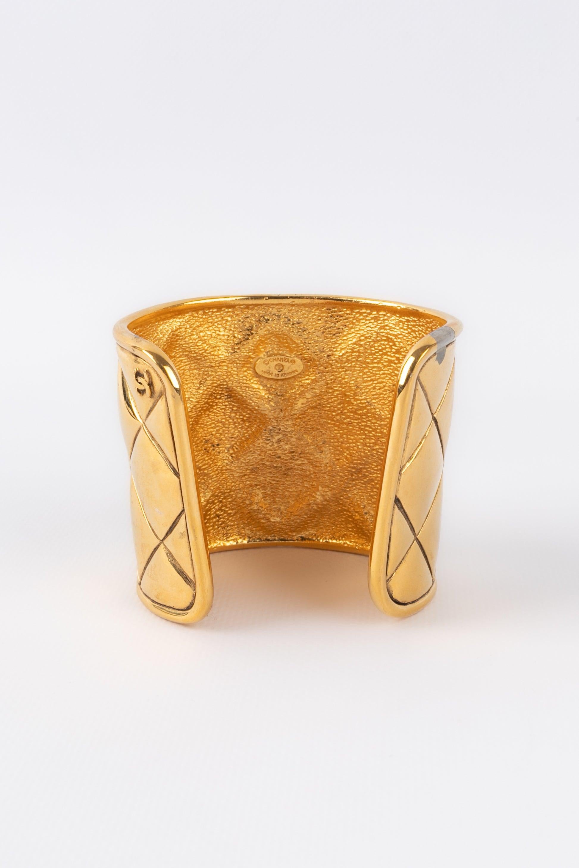 Chanel - Bracelet manchette en métal doré matelassé Bon état - En vente à SAINT-OUEN-SUR-SEINE, FR