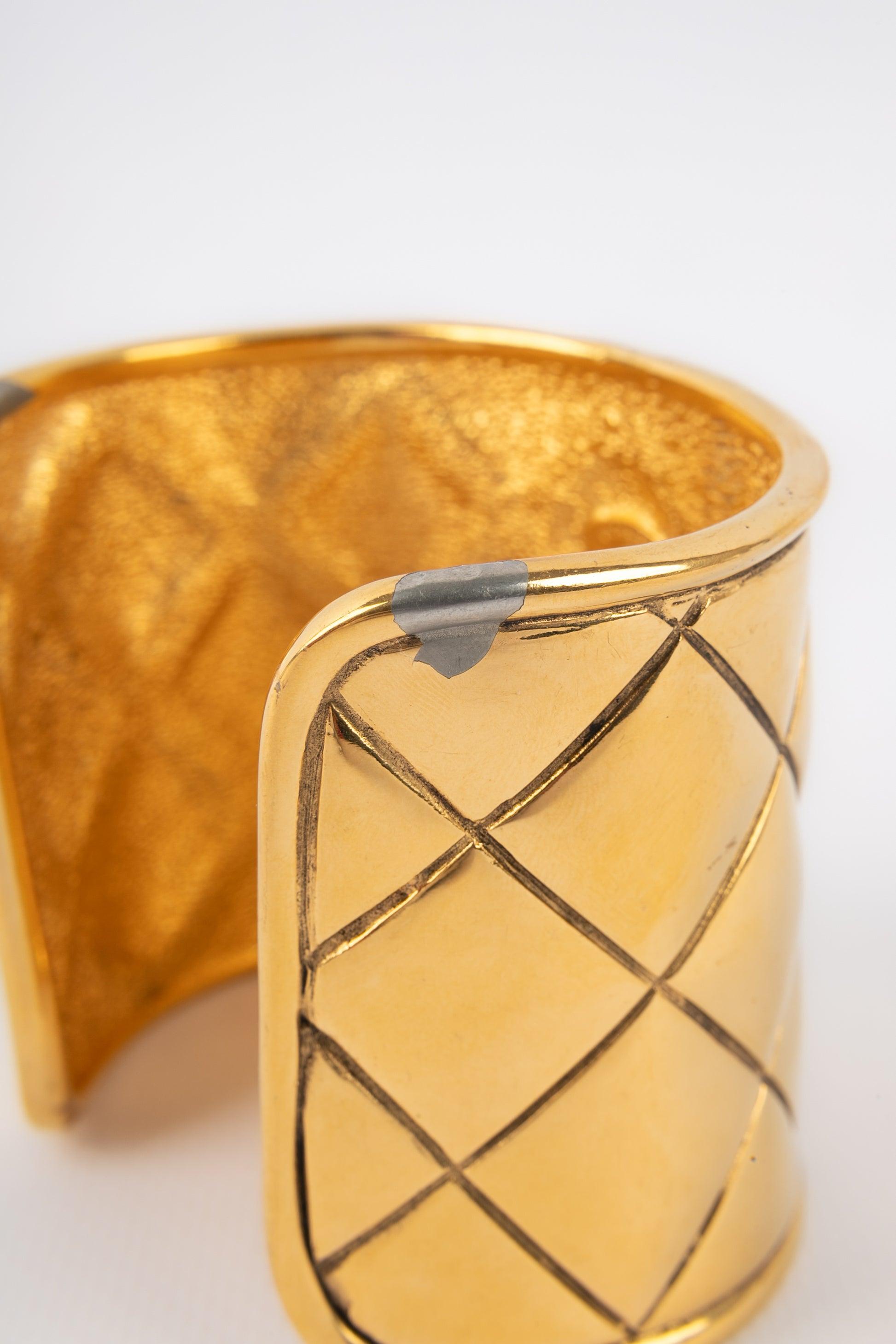 Chanel - Bracelet manchette en métal doré matelassé en vente 1