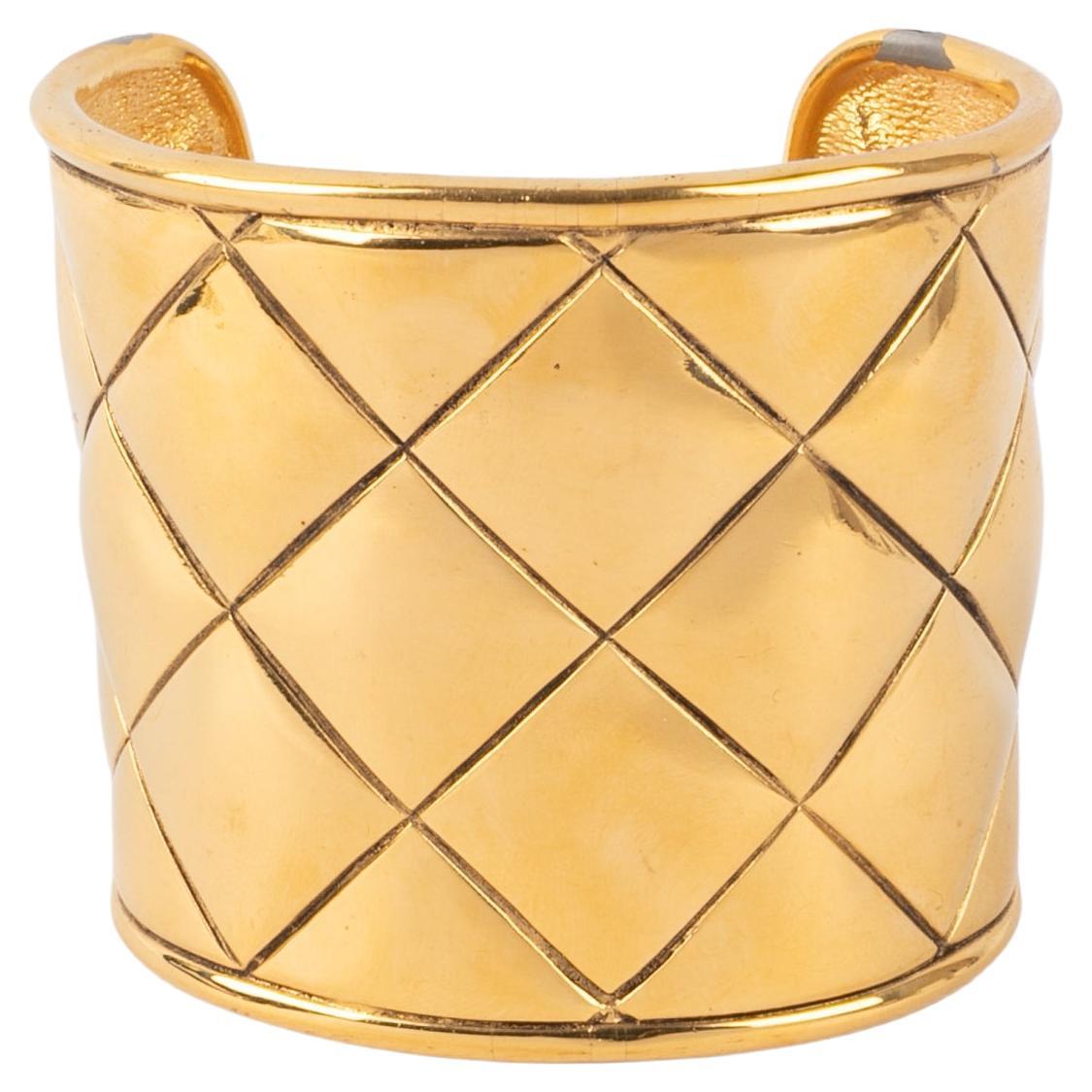 Chanel - Bracelet manchette en métal doré matelassé