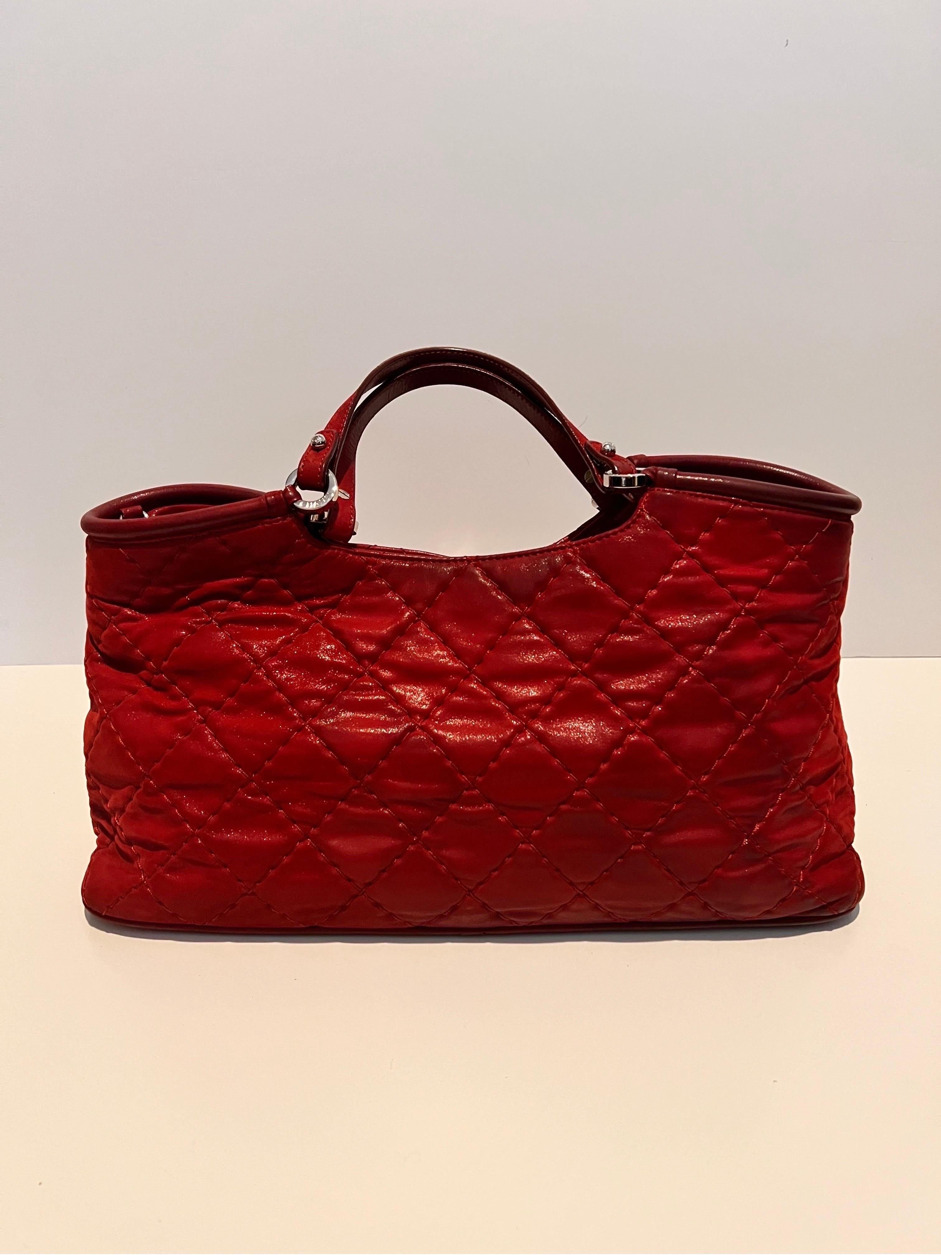 Chanel quilted handbag in red 4