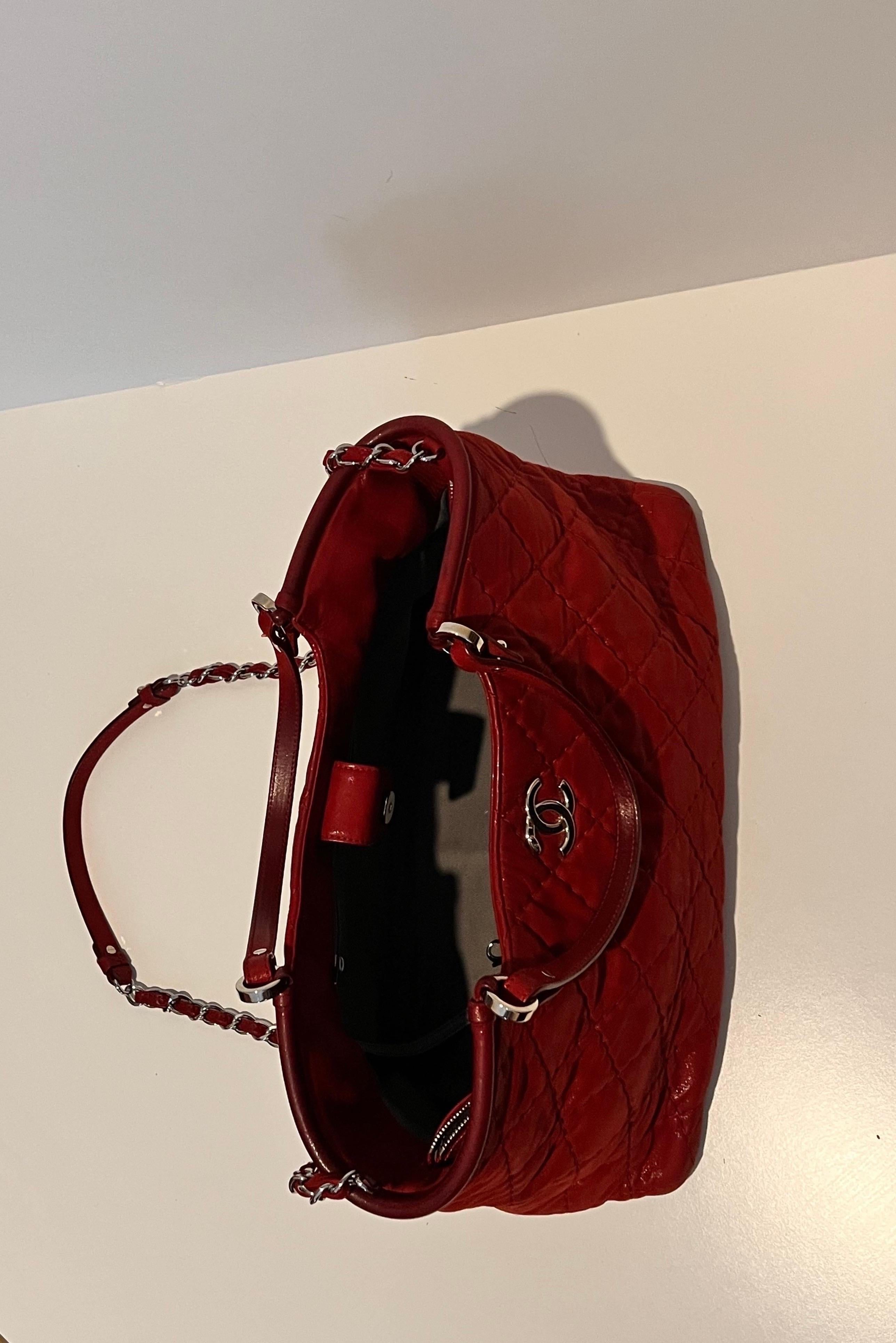Chanel quilted handbag in red 5