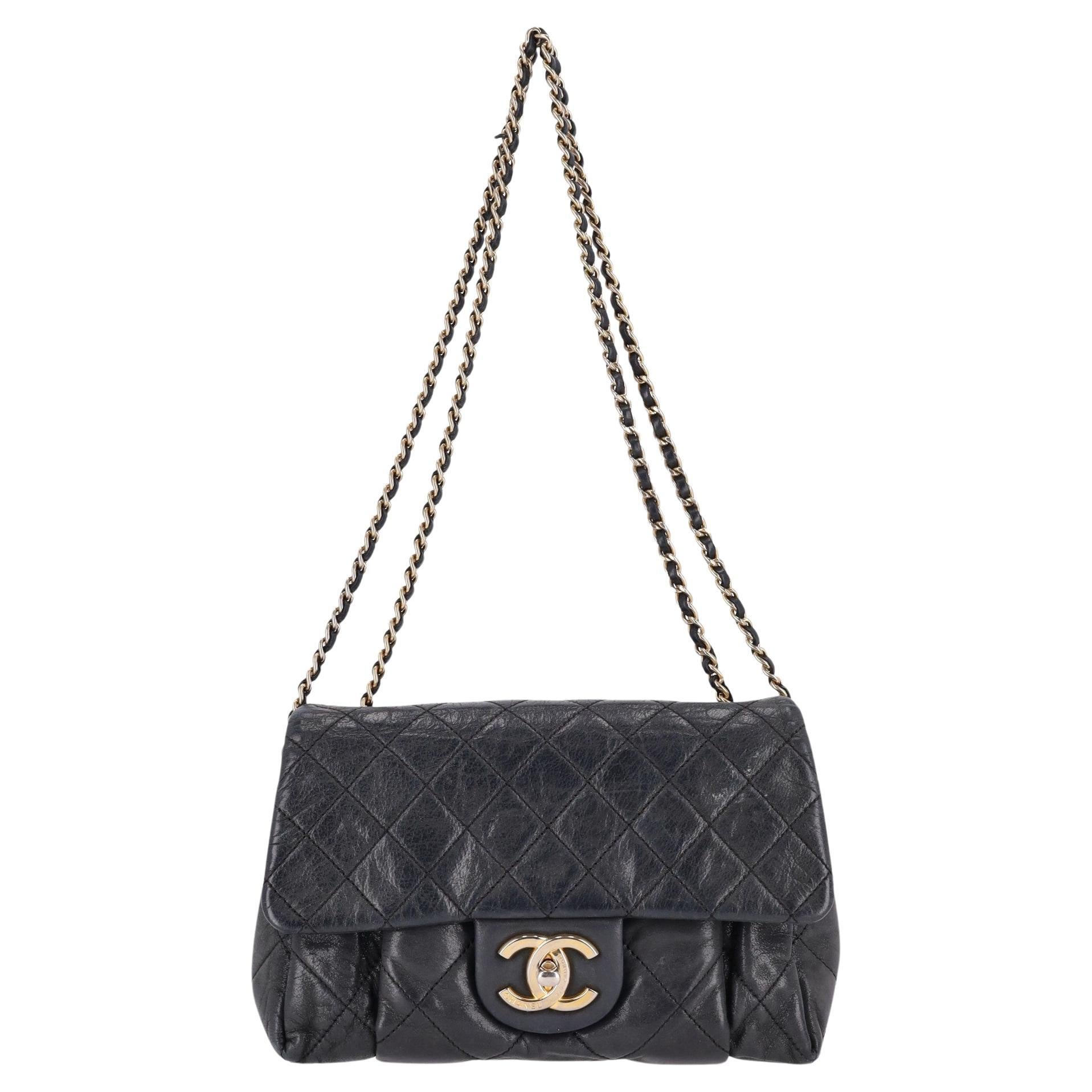 Chanel Acolchado Piel Iridiscente Chic Flap Bag

Bolso negro clásico confeccionado en brillante piel de becerro acolchada en forma de diamante.

Herrajes dorados, cierre giratorio 