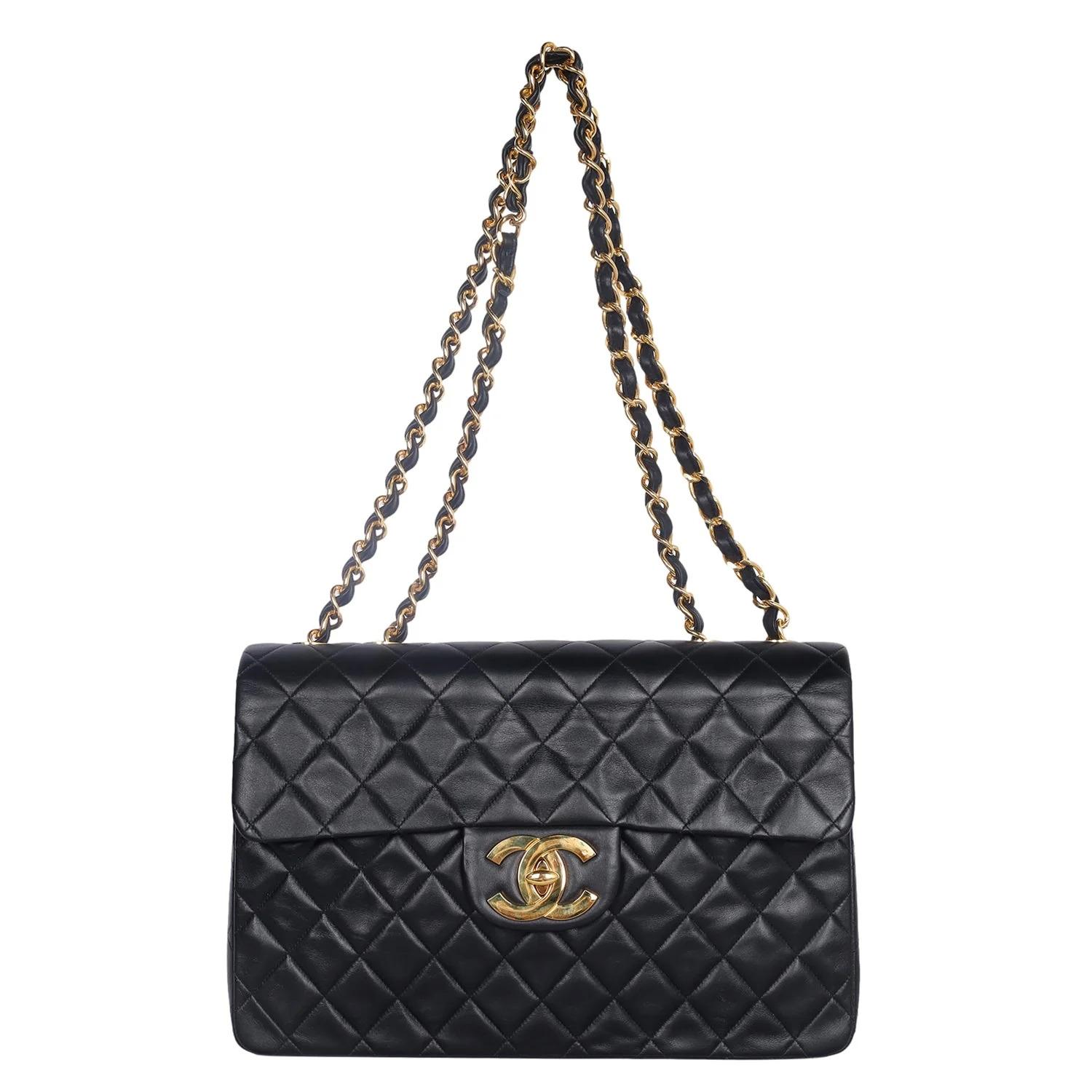 Autentica borsa Chanel CC classic flap jumbo trapuntata in pelle d'agnello nera. Presenta una patta superiore con la famosa grande chiusura a rotazione CC placcata in oro 24 kt sulla parte anteriore della borsa, l'esterno posteriore ha 1 tasca