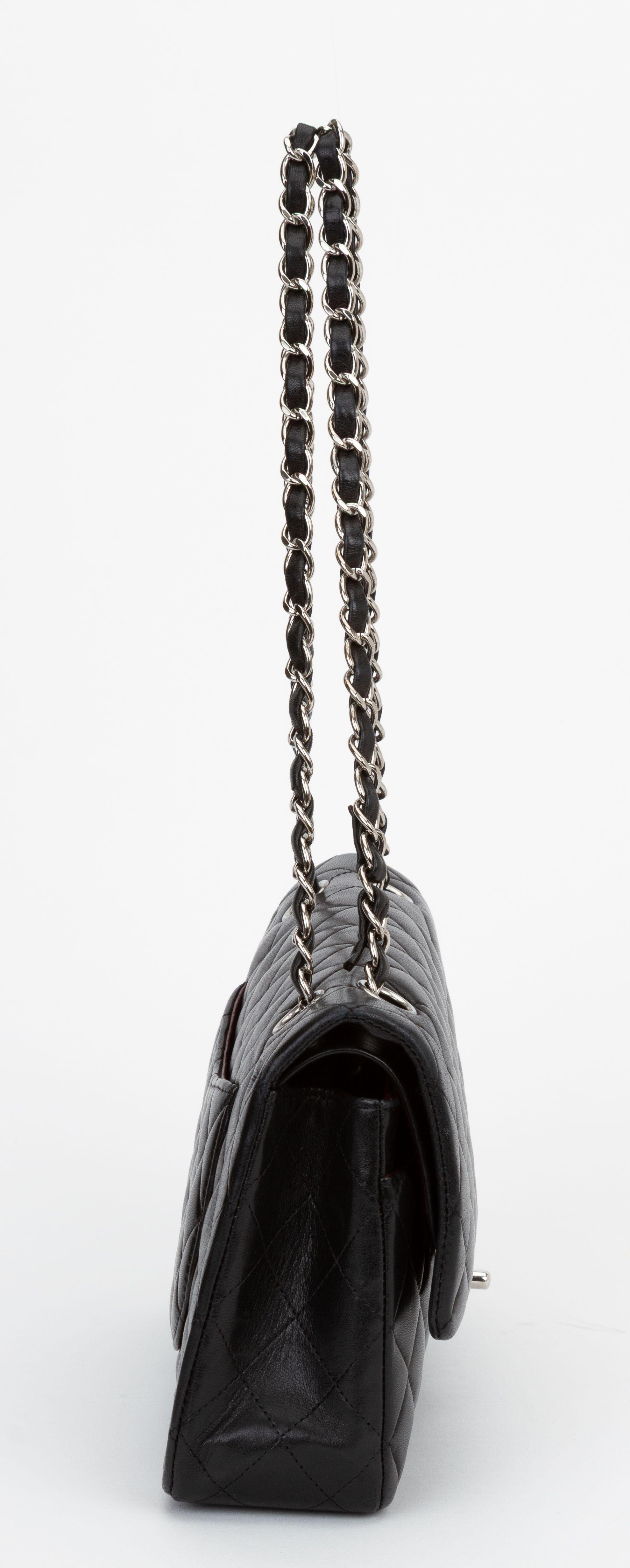 Chanel - Sac à double rabat Jumbo matelassé Neuf - En vente à West Hollywood, CA