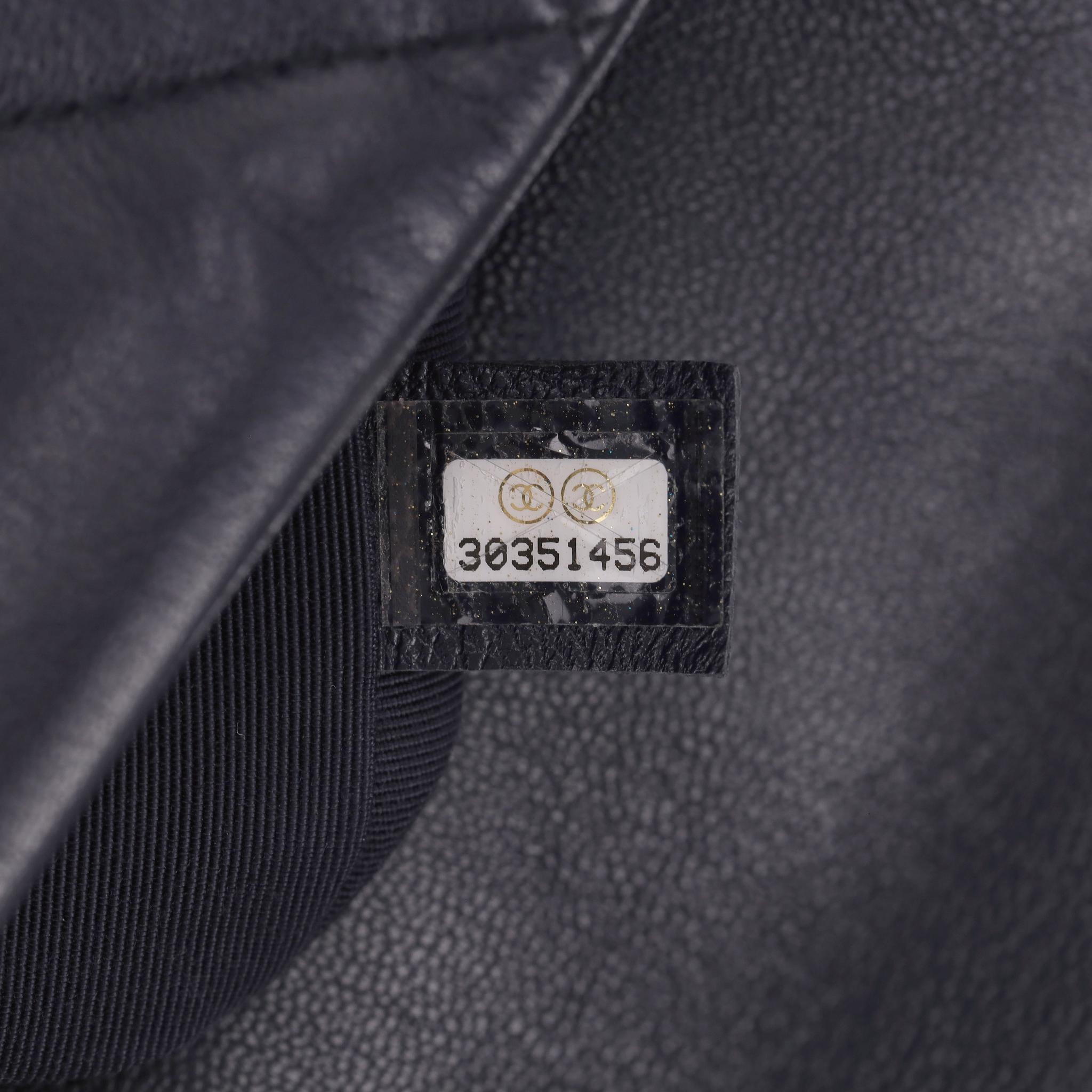 Bolso Chanel con solapa grande de piel de cordero acolchada 19 en venta 5