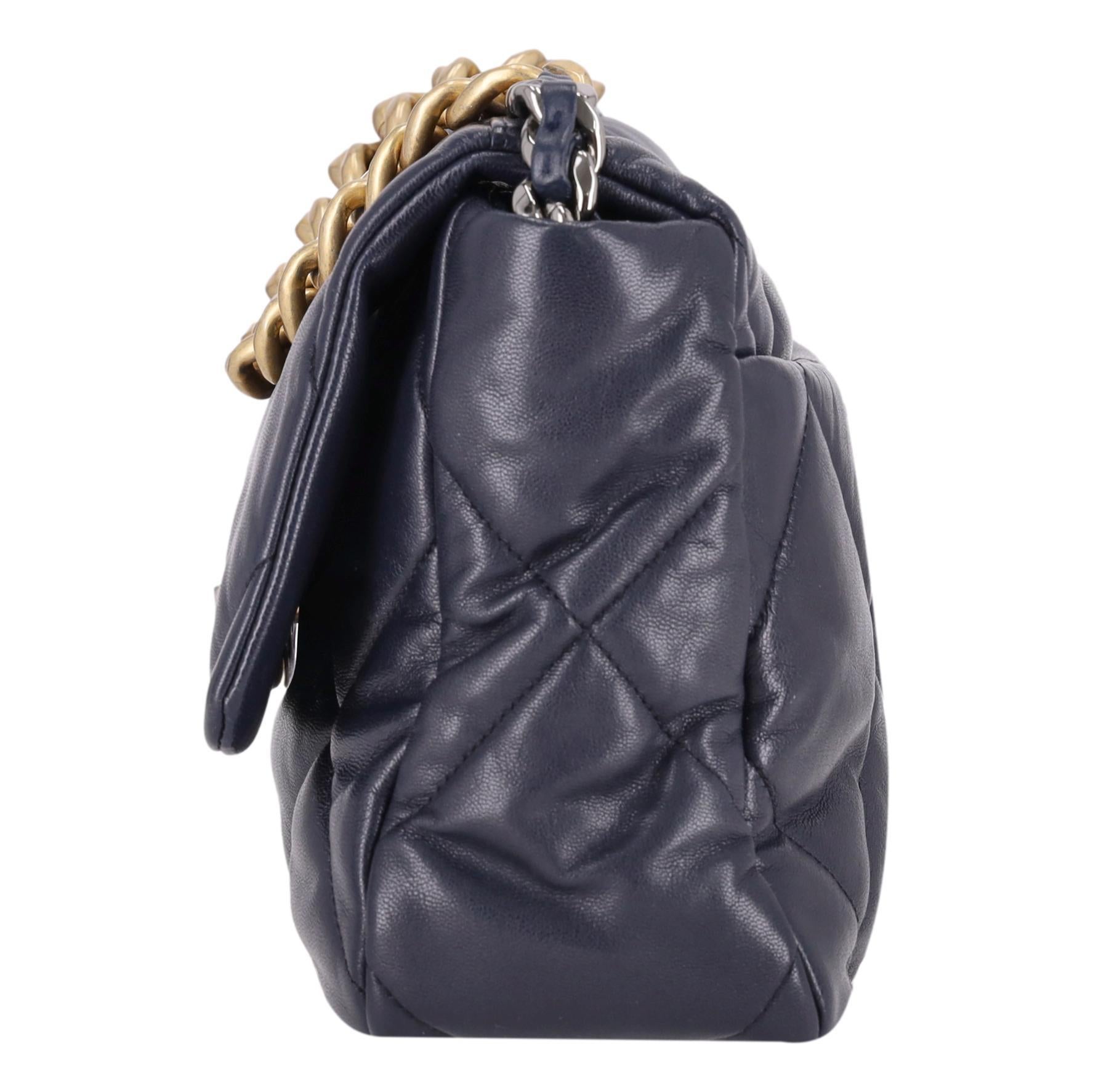 Bolso Chanel con solapa grande de piel de cordero acolchada 19 en Excelente estado para la venta en London, GB