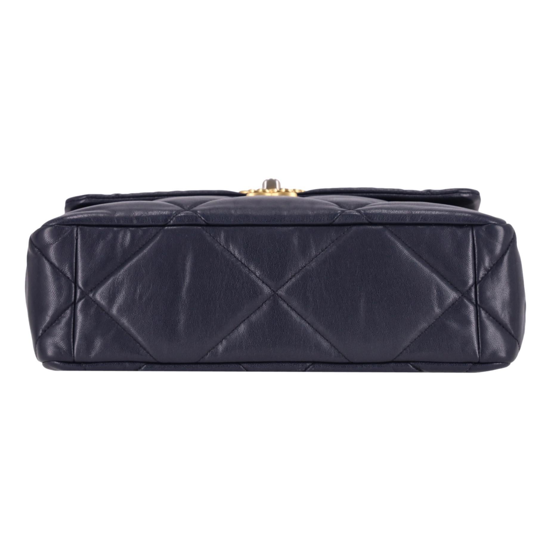 Bolso Chanel con solapa grande de piel de cordero acolchada 19 en venta 1