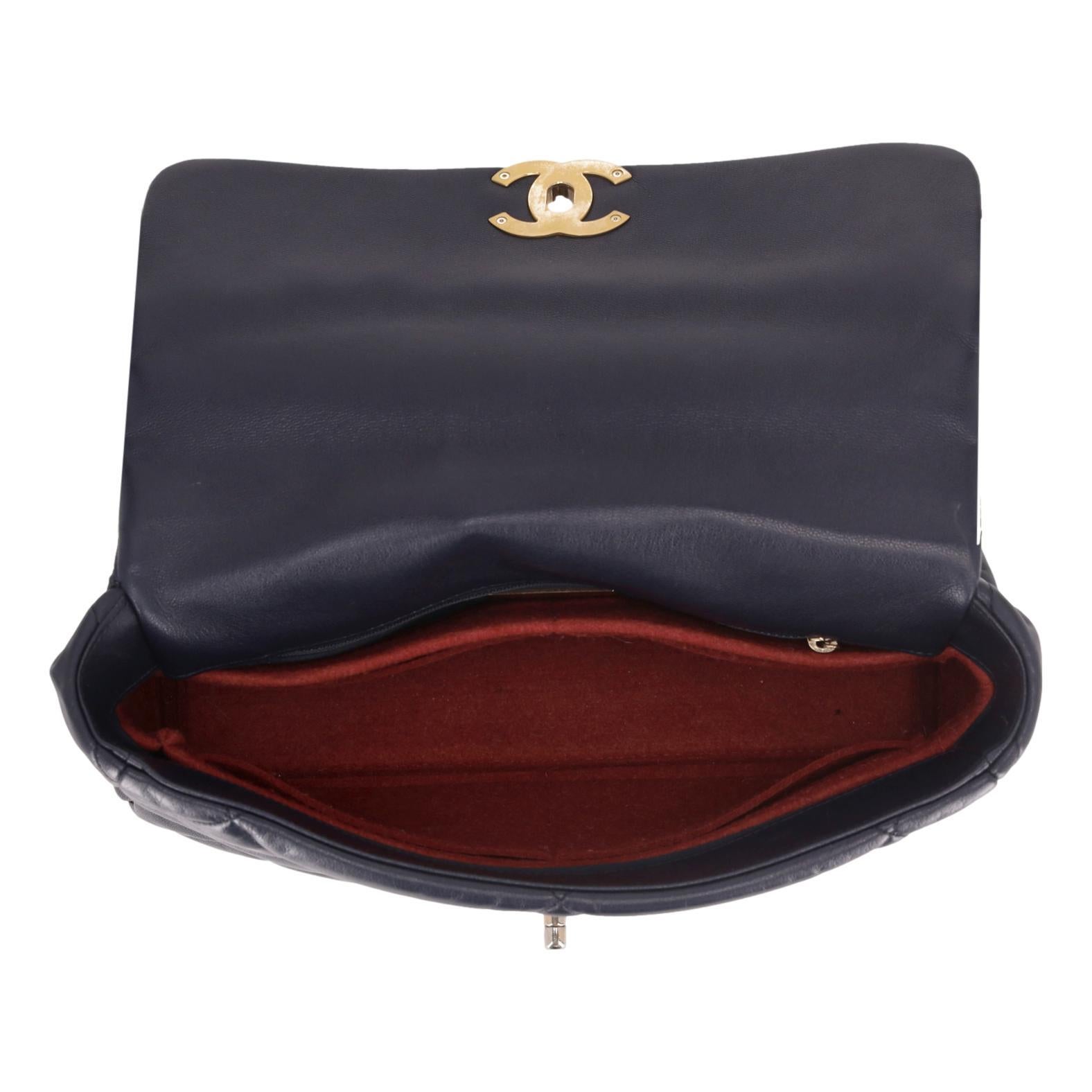 Bolso Chanel con solapa grande de piel de cordero acolchada 19 en venta 2