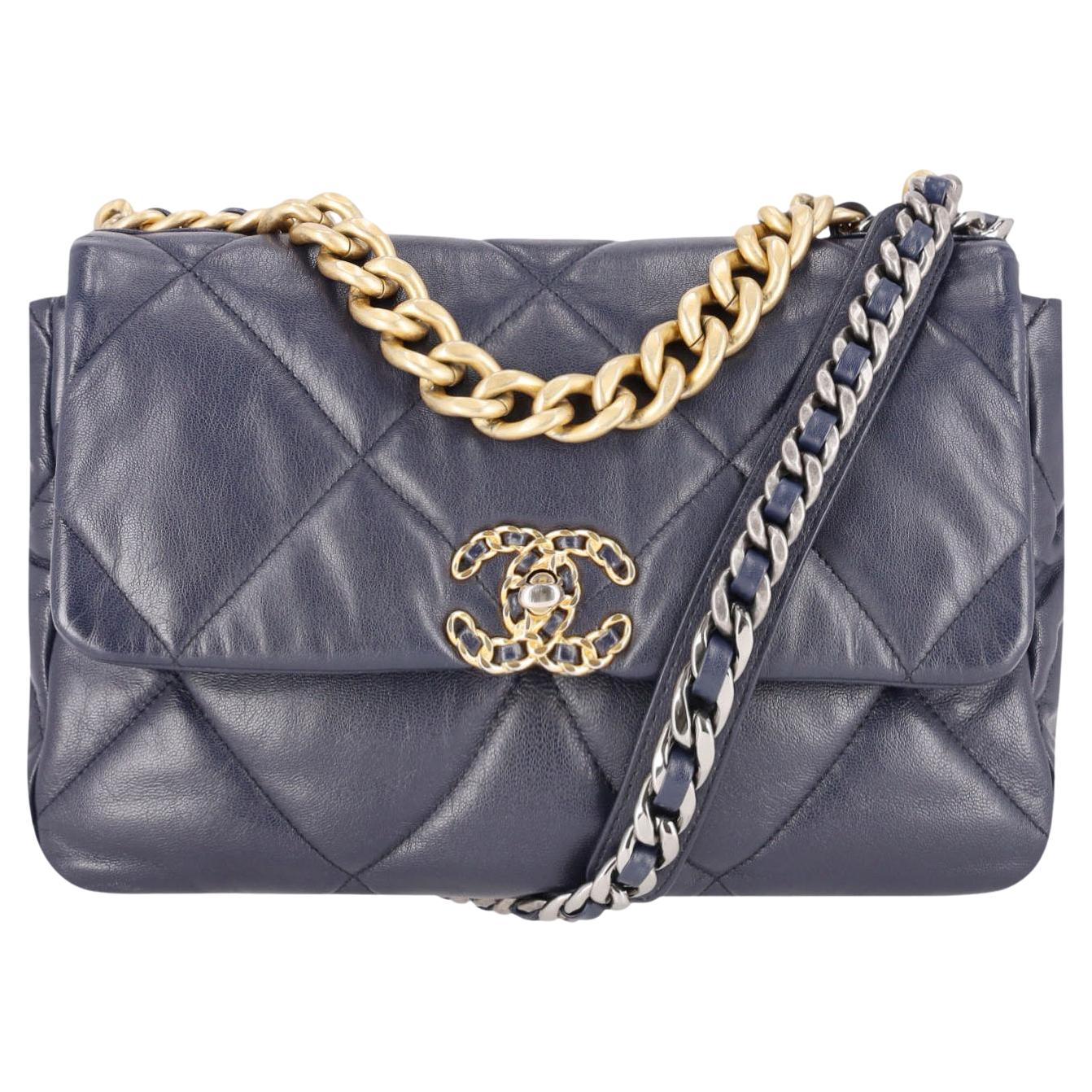 Bolso Chanel con solapa grande de piel de cordero acolchada 19