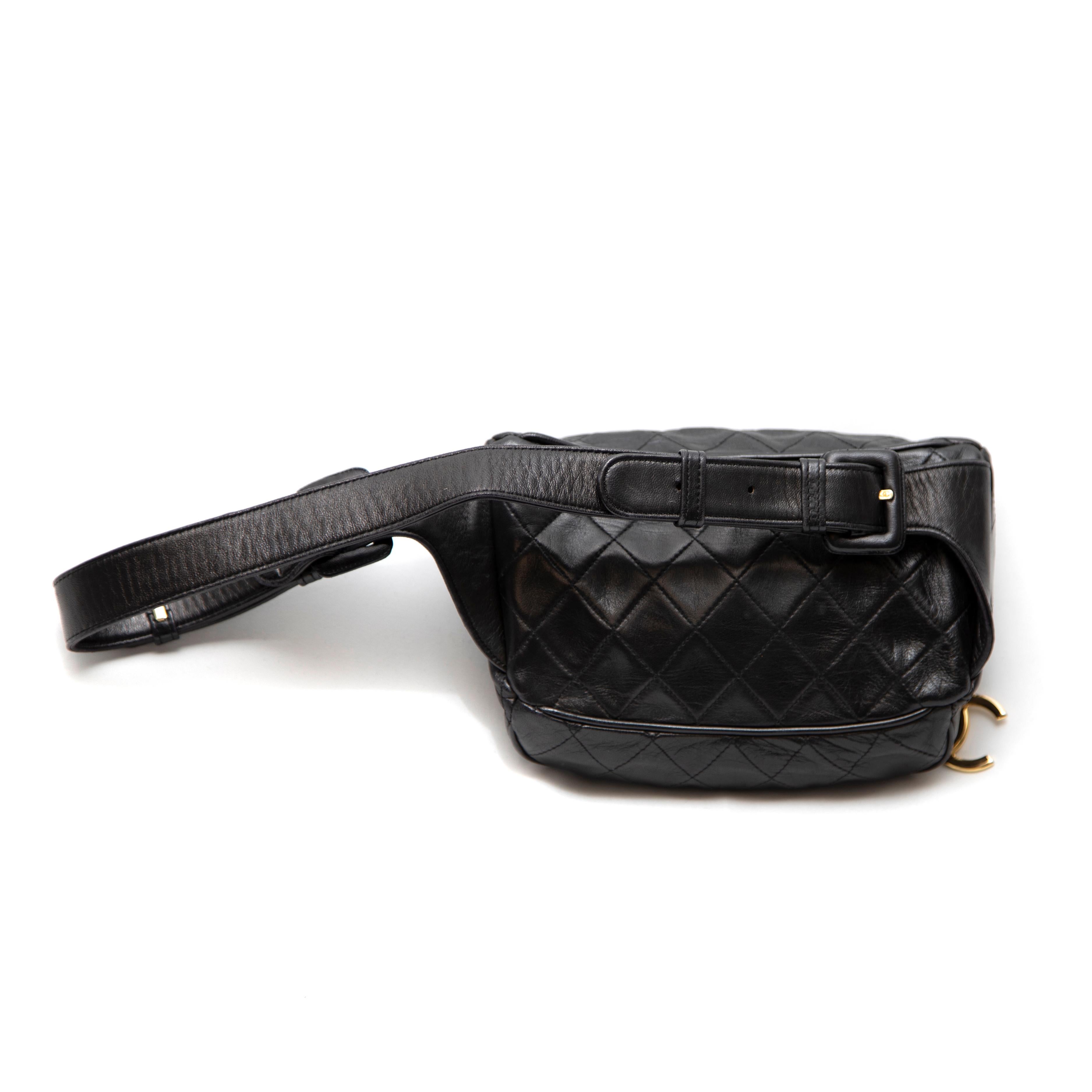 Il marsupio Chanel con cintura trapuntata in pelle d'agnello e minuteria dorata è un accessorio chic e versatile che unisce perfettamente lusso e praticità. Realizzato in sontuosa pelle di agnello trapuntata, questo marsupio emana raffinatezza e