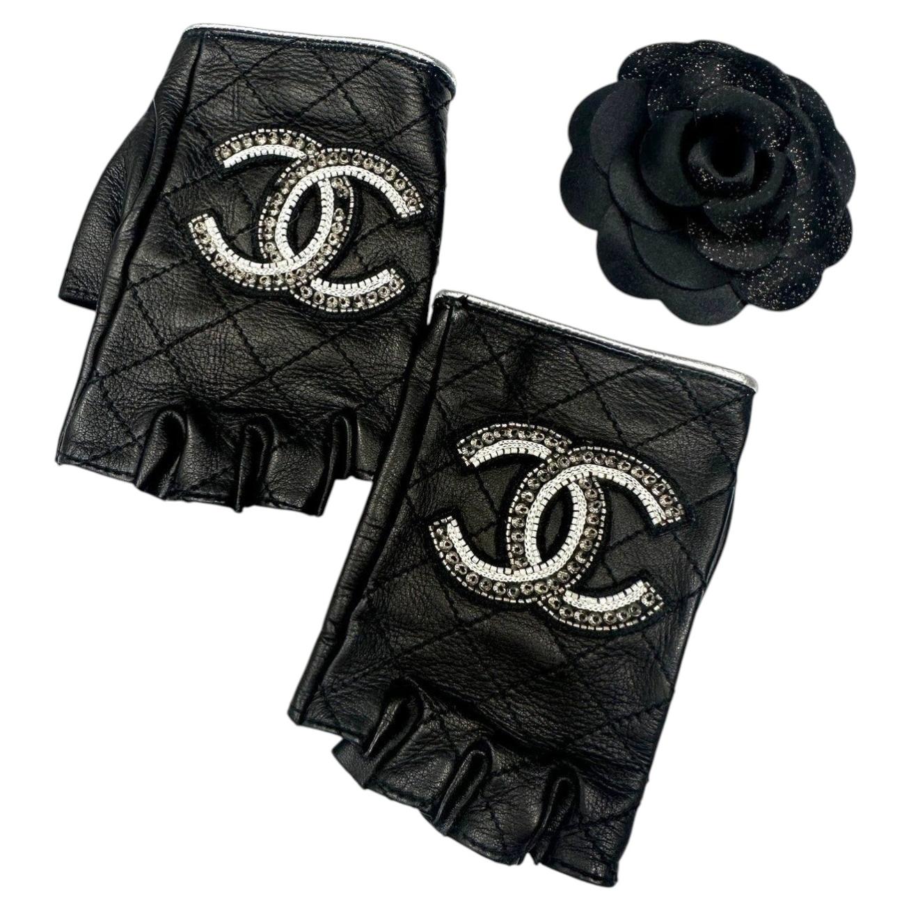 Chanel Fingerlose Handschuhe aus gestepptem Lammleder mit CC-Logo – Schwarz