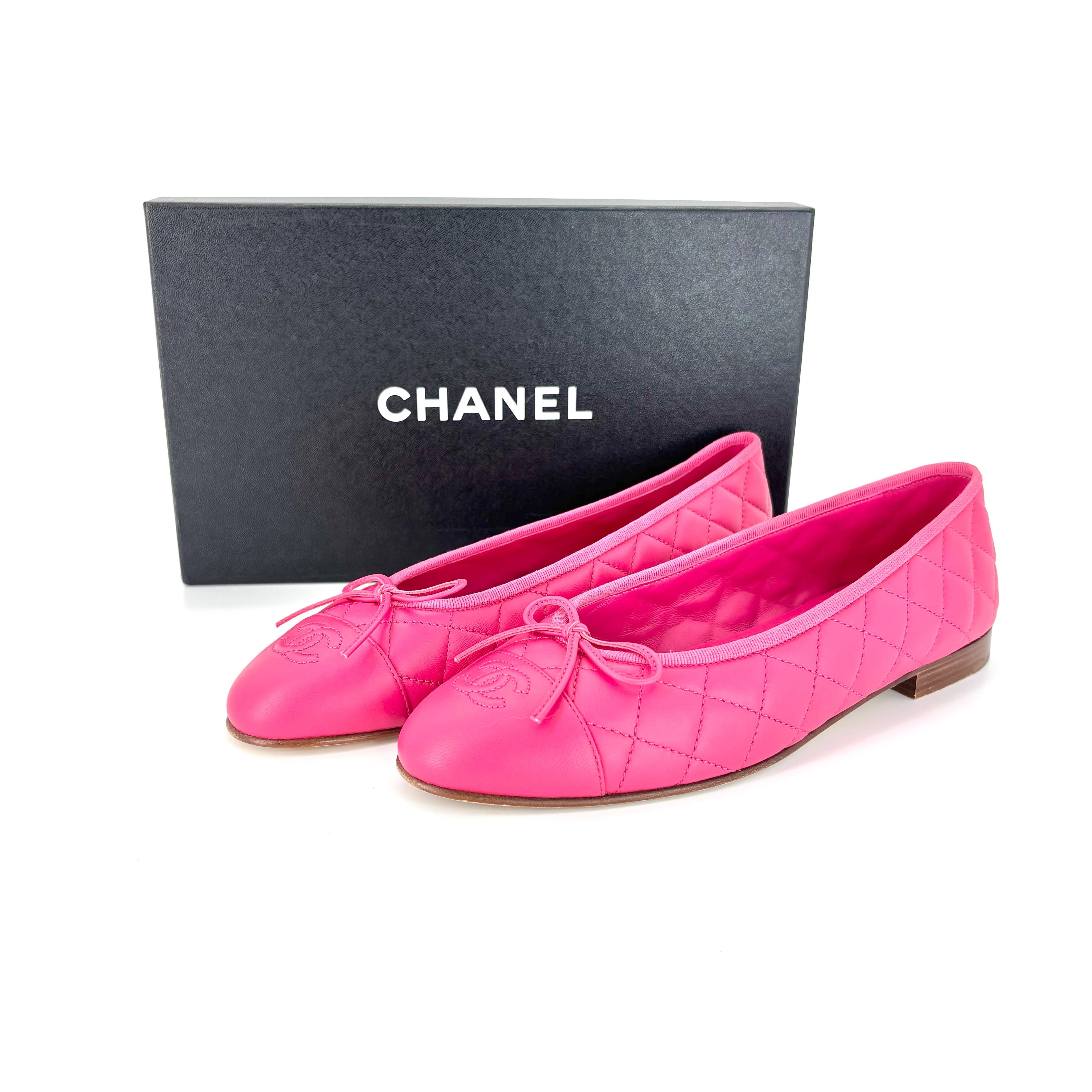 Ballerine Chanel CC Logo Trapuntate con Fiocco Rosa Scuro
Serie G26250

Colore Rosa scuro
Taglia 40EU
Altezza tacco 0,5

Tomaia in pelle
Dettaglio ricamato CC a incastro 
Design/One con punta a cappuccio
Dettaglio fiocco in pelle 
Punta
