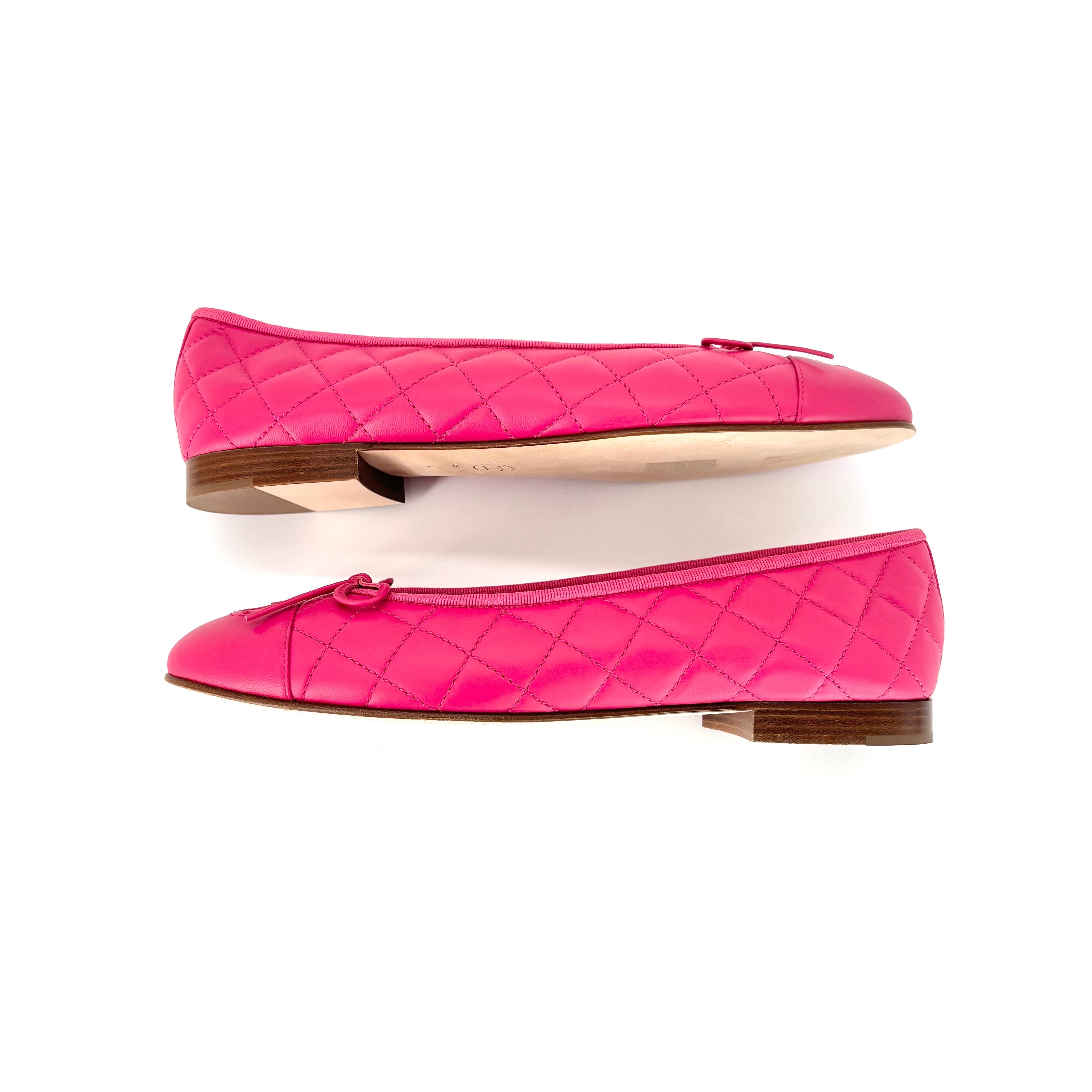Donna Chanel Trapuntato in pelle d'agnello CC Logo Punta a CAP Rosa Scuro Ballerine Scarpe 40 in vendita