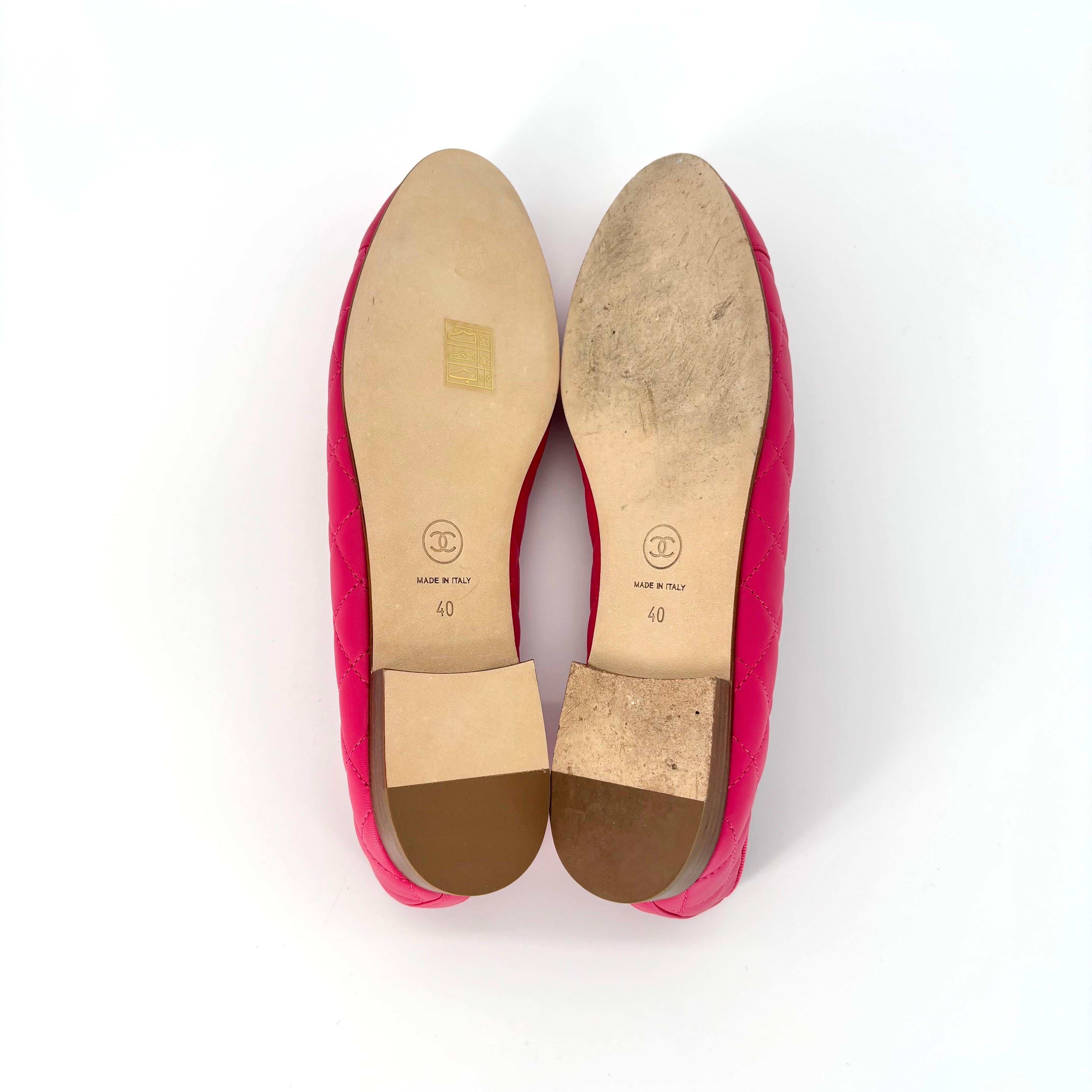 Chanel Trapuntato in pelle d'agnello CC Logo Punta a CAP Rosa Scuro Ballerine Scarpe 40 in vendita 2