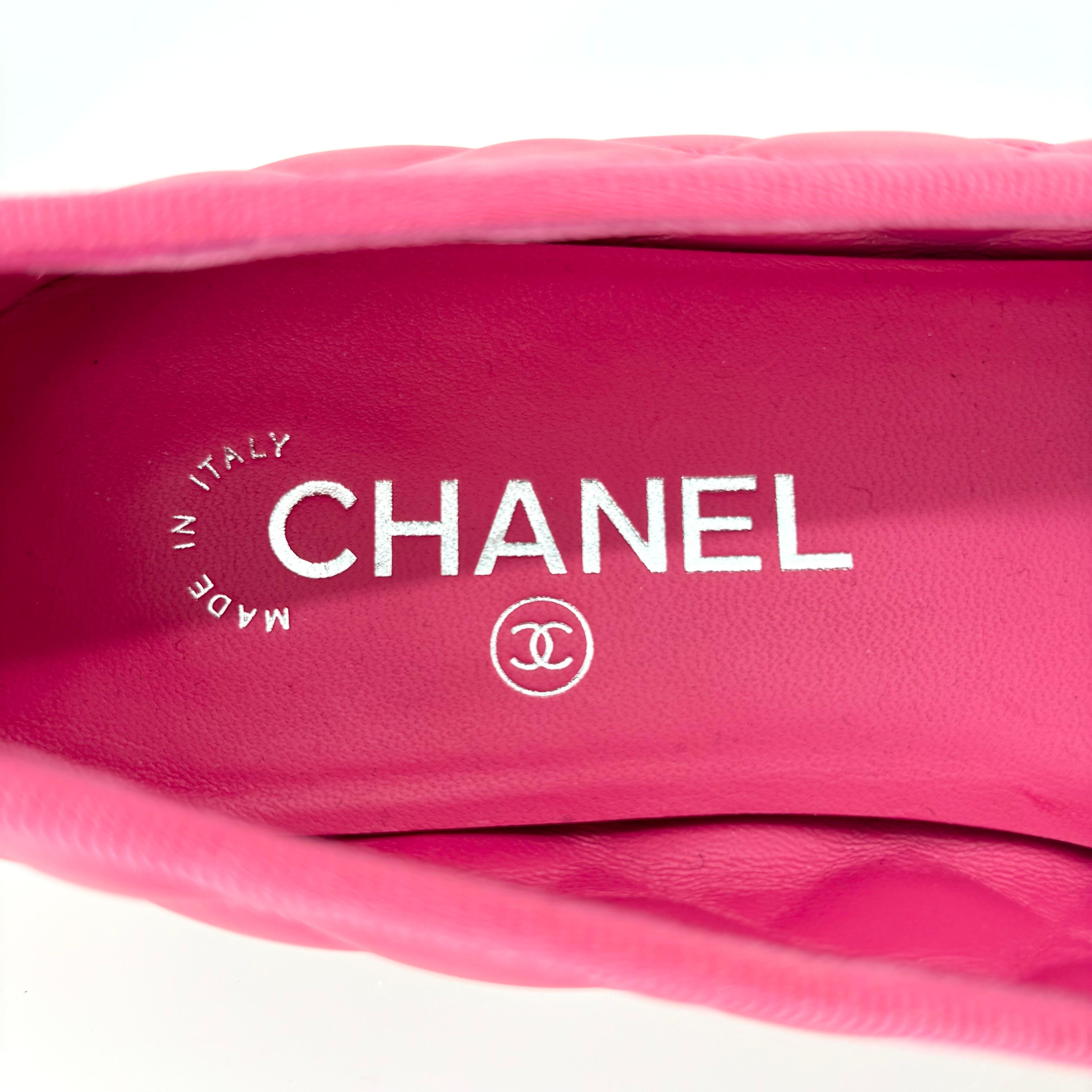 Chanel Trapuntato in pelle d'agnello CC Logo Punta a CAP Rosa Scuro Ballerine Scarpe 40 in vendita 3