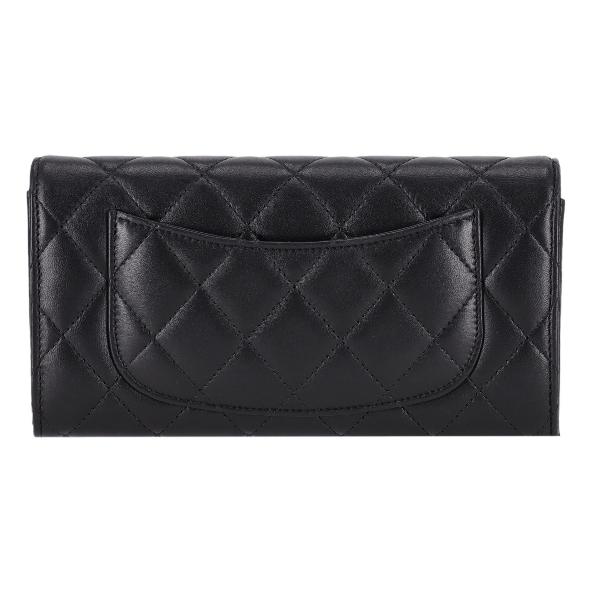 Pieza de inversión - Cartera grande con solapa clásica de piel de cordero acolchada de Chanel

Cartera de suave piel de cordero negra diseñada con el acolchado de rombos característico de la marca.

Presenta una solapa frontal con el emblemático