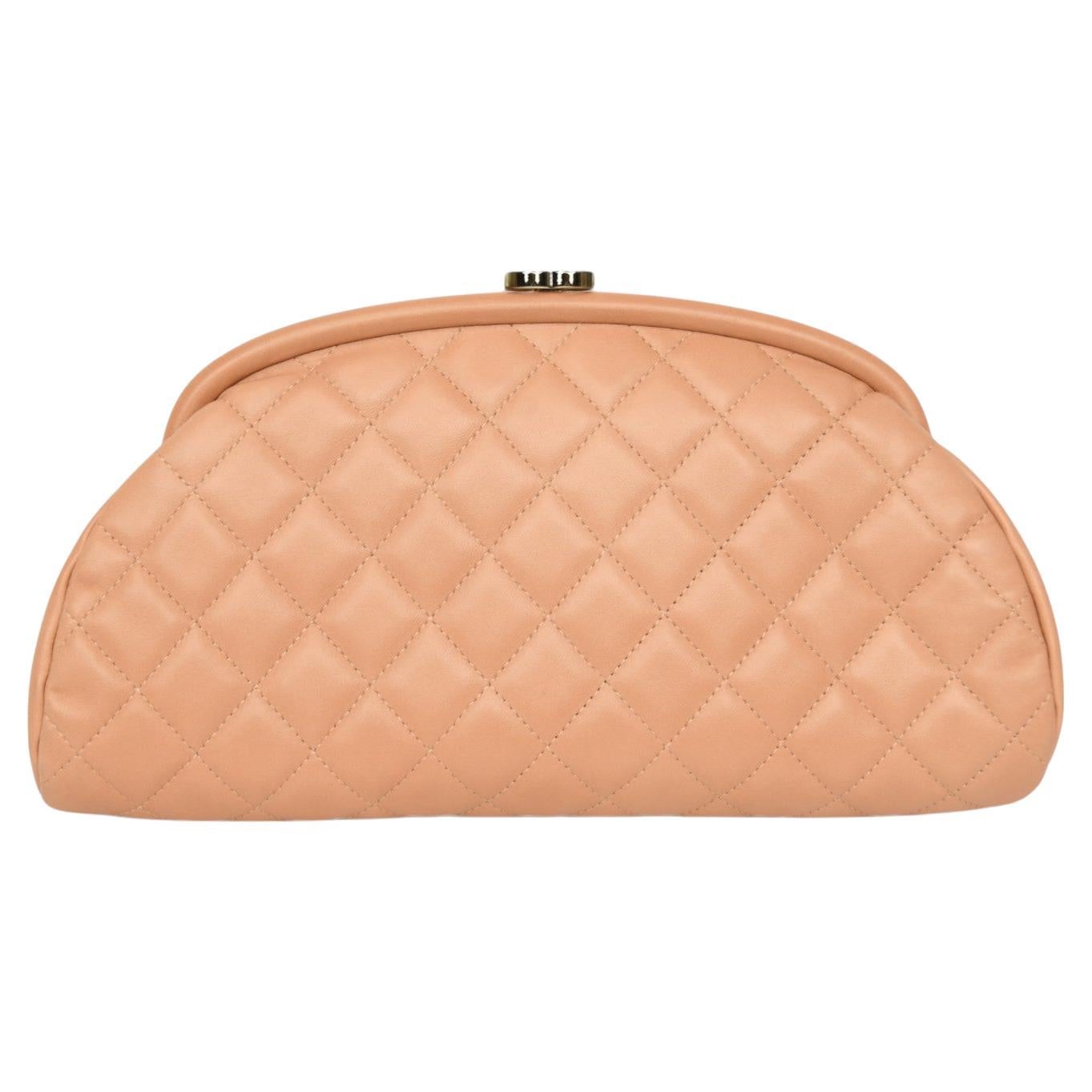 Diese gesteppte Chanel Clutch Bag aus Lammleder strahlt mit ihrer sanft strukturierten Silhouette und der zeitlosen Rautensteppung dezenten Luxus aus. Das Design aus geschmeidigem beigem Lammleder wird durch einen Kussmundverschluss im Vintage-Stil