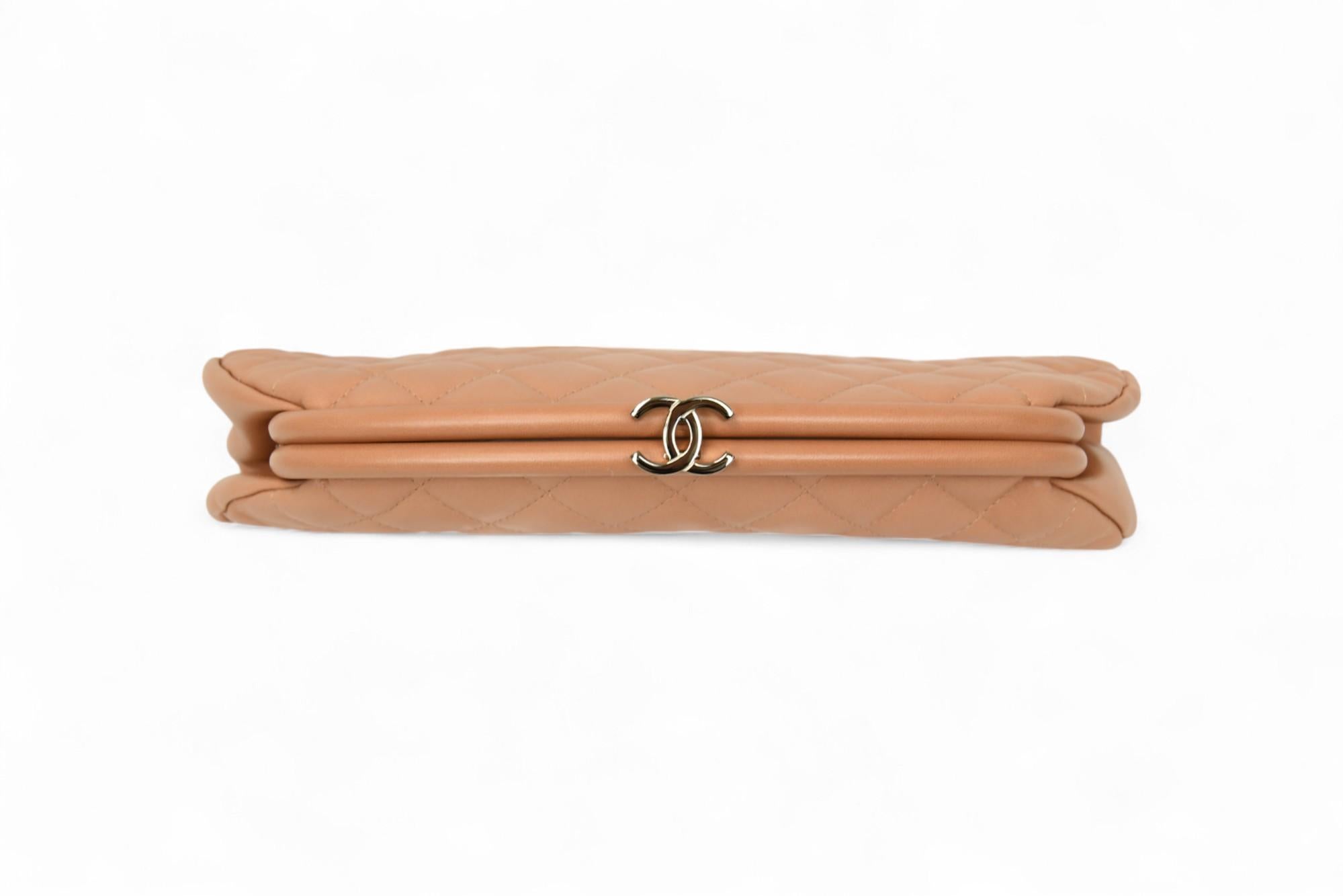 Chanel Gestepptes Lammfell Kiss Lock Clutch Bag Beige Vintage Frame (Orange)