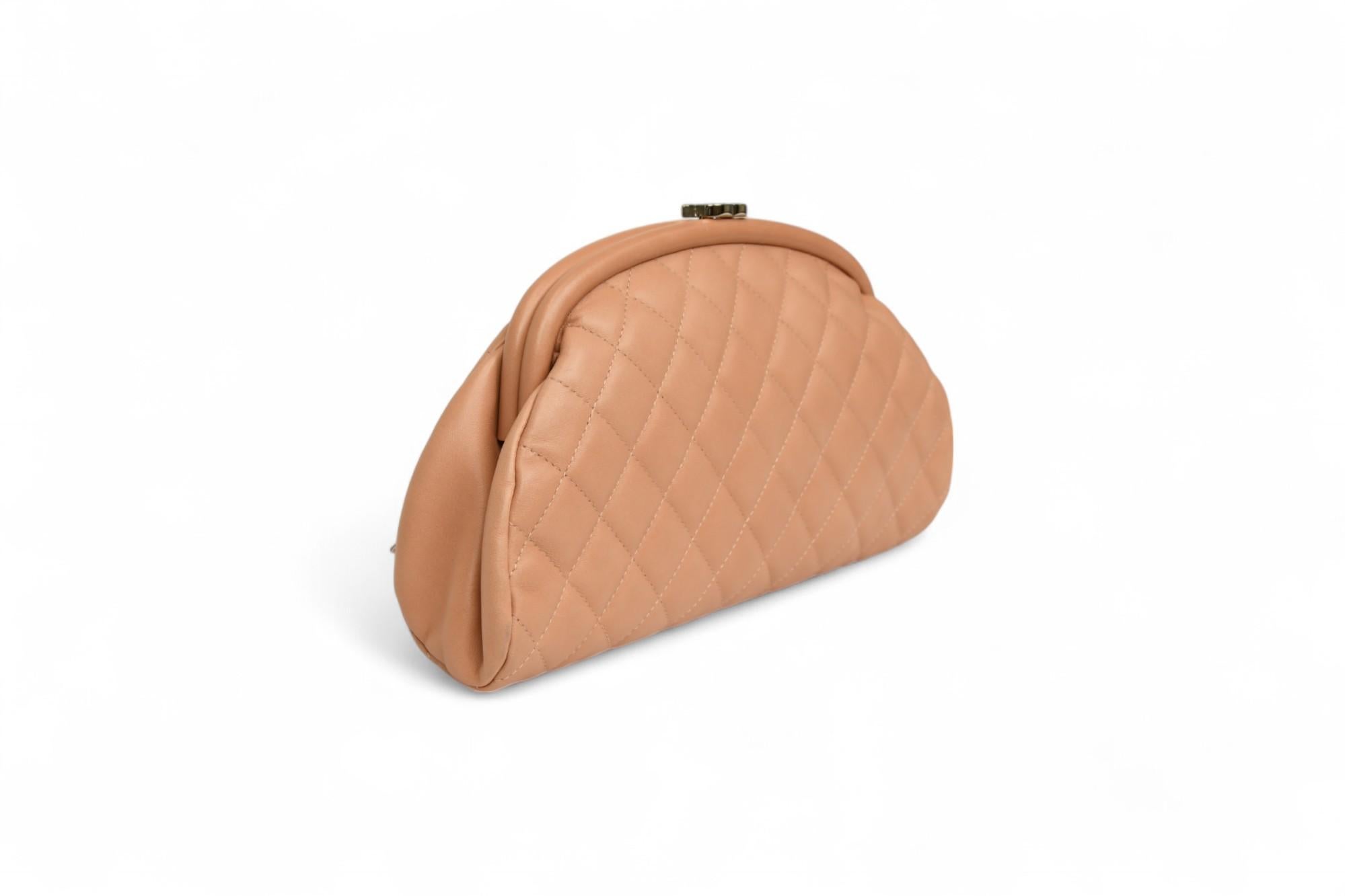 Chanel Gestepptes Lammfell Kiss Lock Clutch Bag Beige Vintage Frame im Zustand „Gut“ in West Hartford, CT