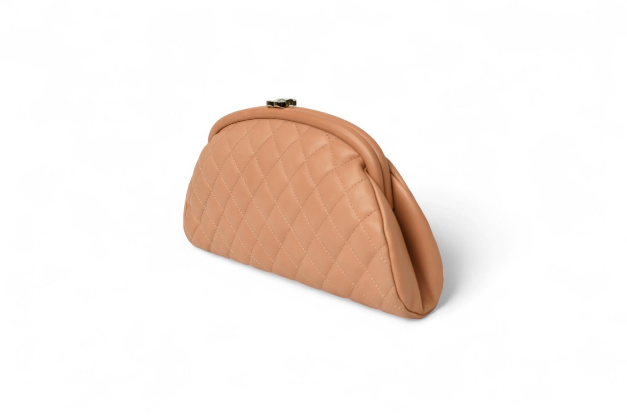 Chanel Gestepptes Lammfell Kiss Lock Clutch Bag Beige Vintage Frame Damen